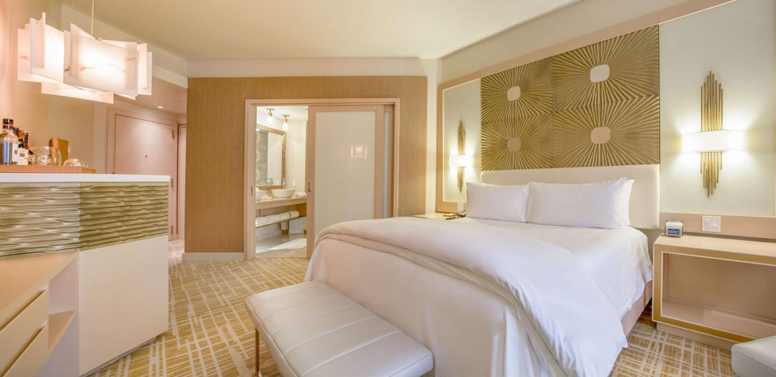 Deluxe King Room with City View - Photo 2