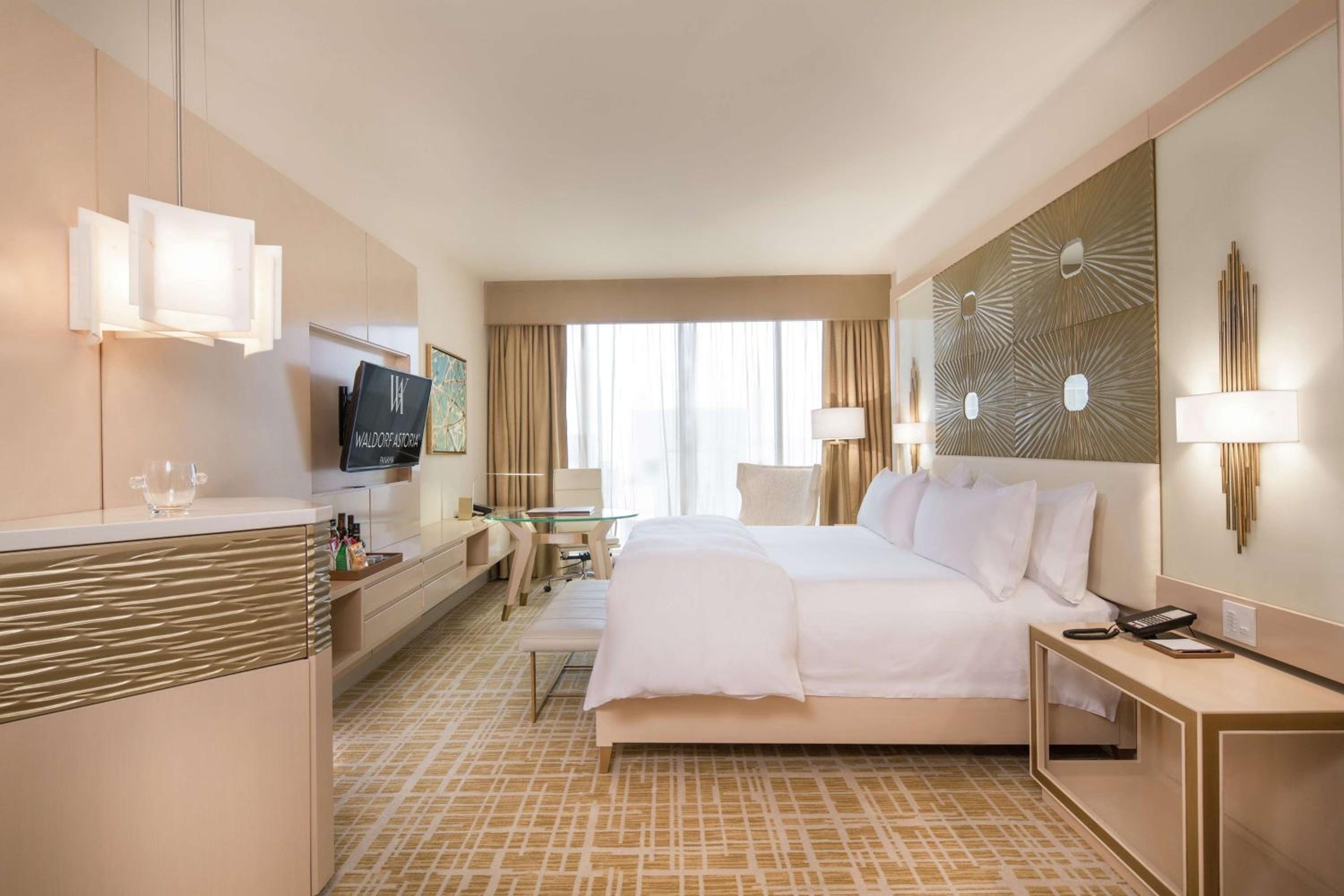 Deluxe King Room with City View - Photo 3