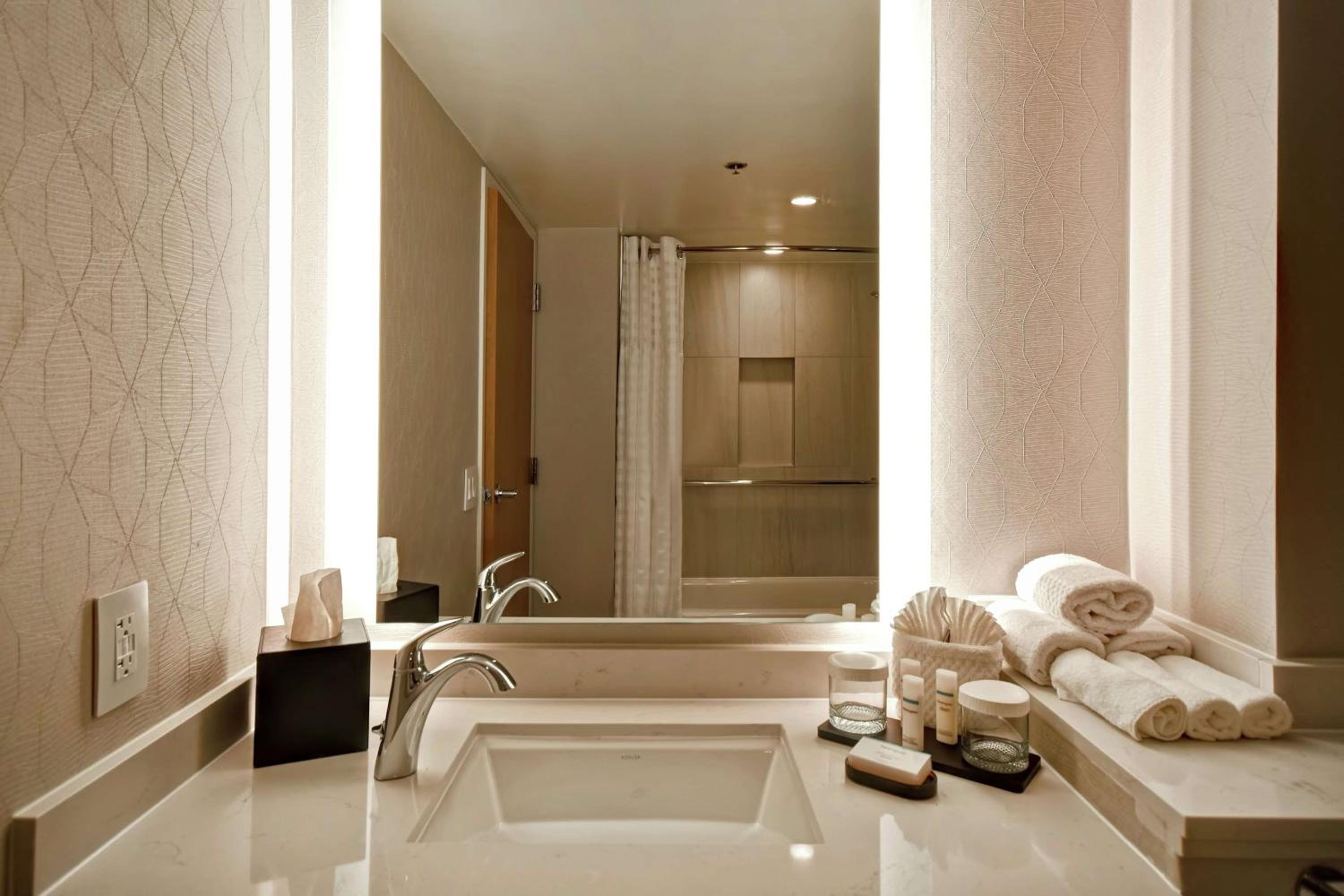 One-Bedroom Suite - Mobility Access/Bath Tub - Photo 3