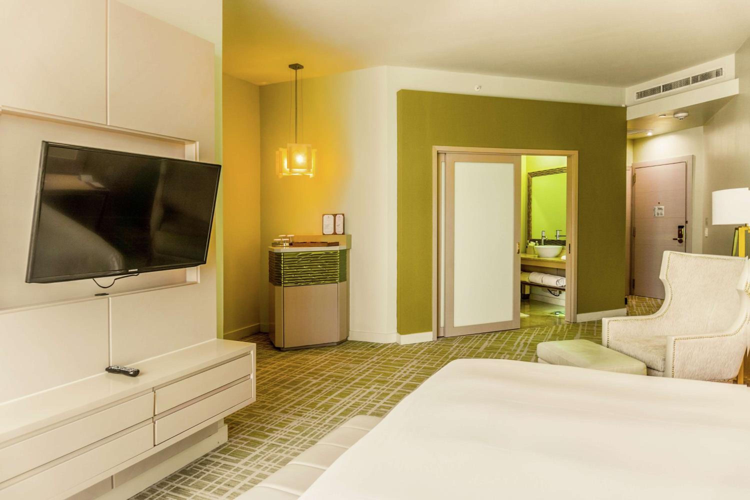 Deluxe King Room - Mobility Accessible - Photo 2