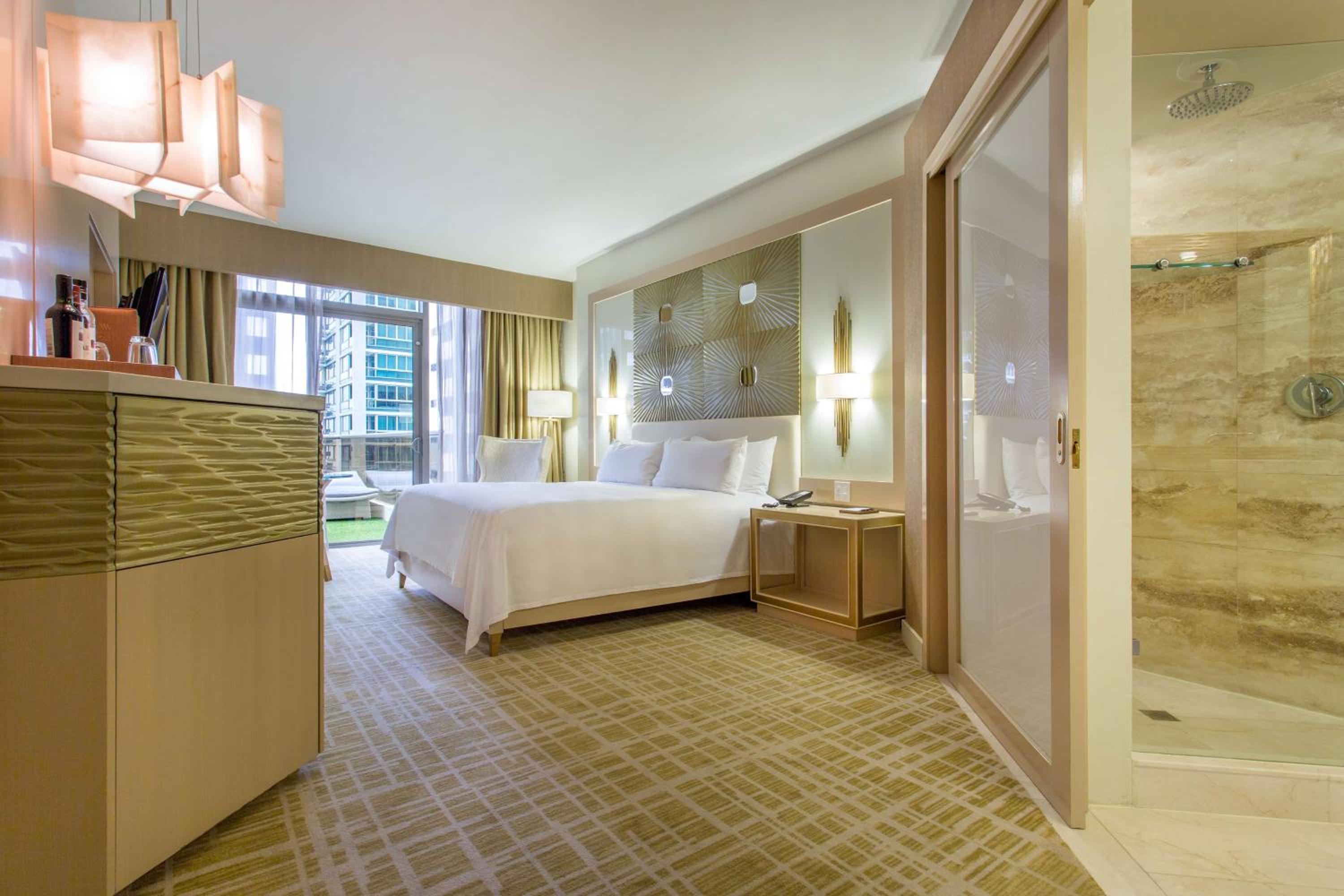 Deluxe King Room with Terrace - Photo 3