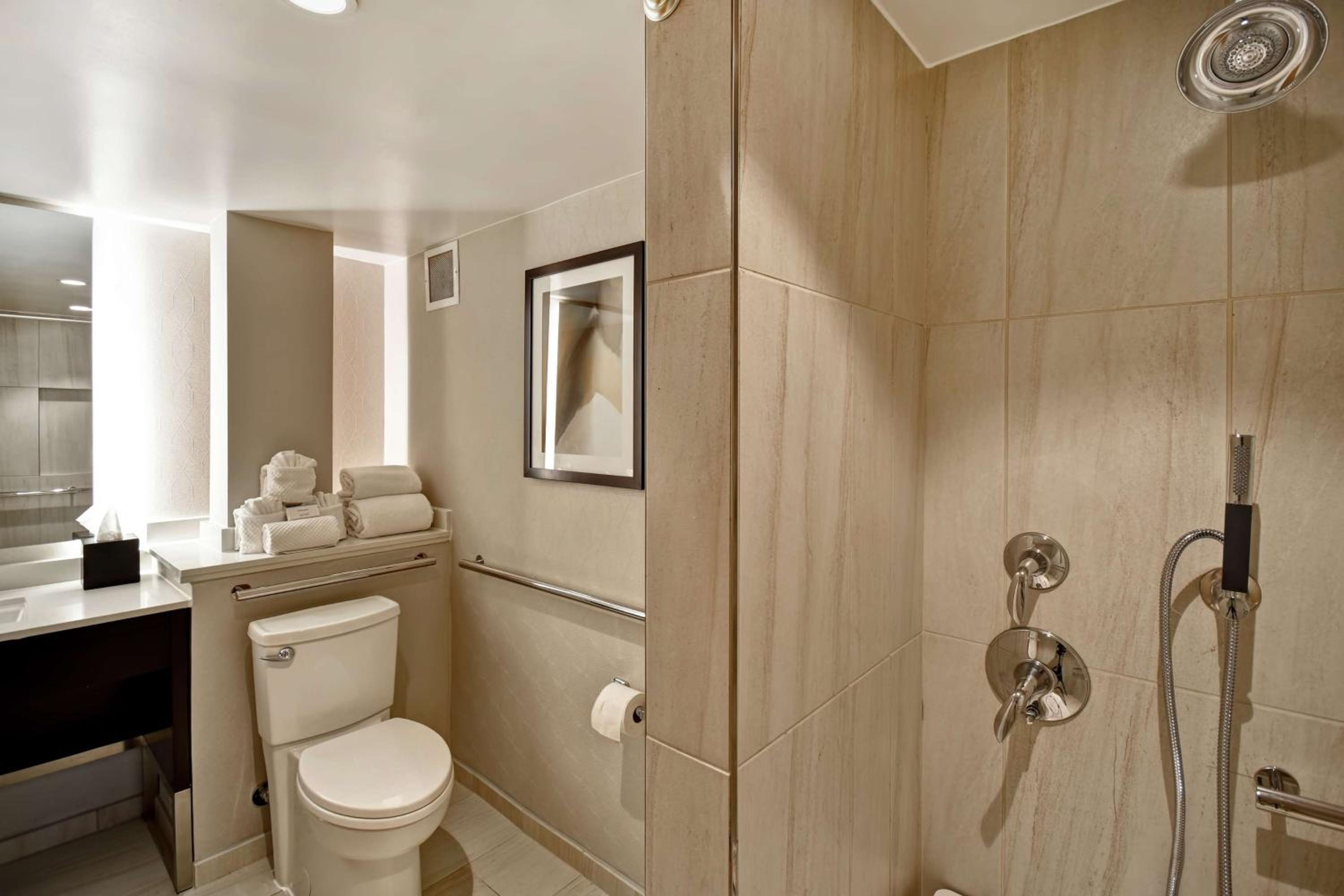 One-Bedroom King Suite with Roll-In Shower - Mobility Access/Non-Smoking - Photo 7