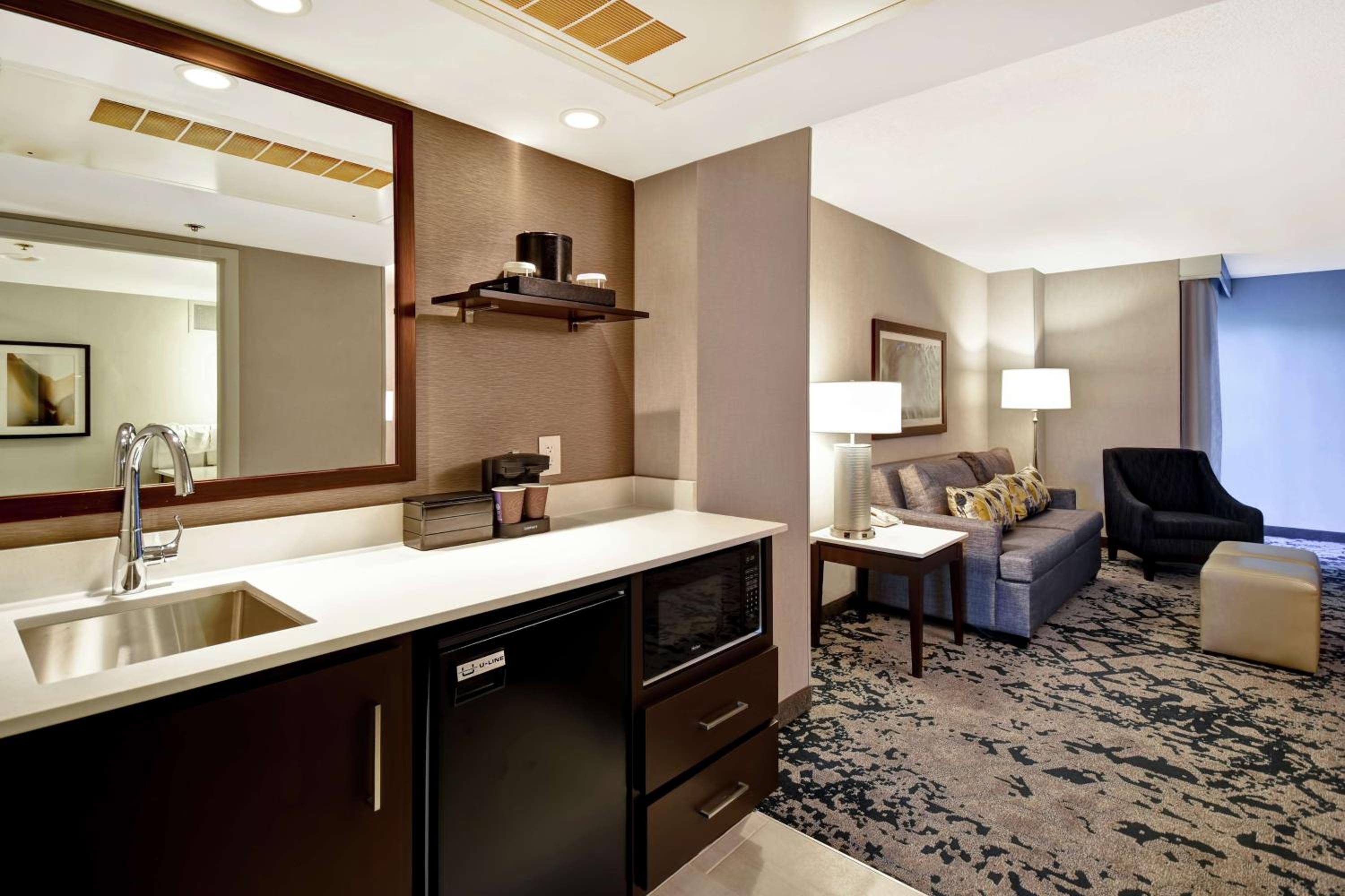 Corner Suite with Two Double Beds - Non-Smoking - Photo 6