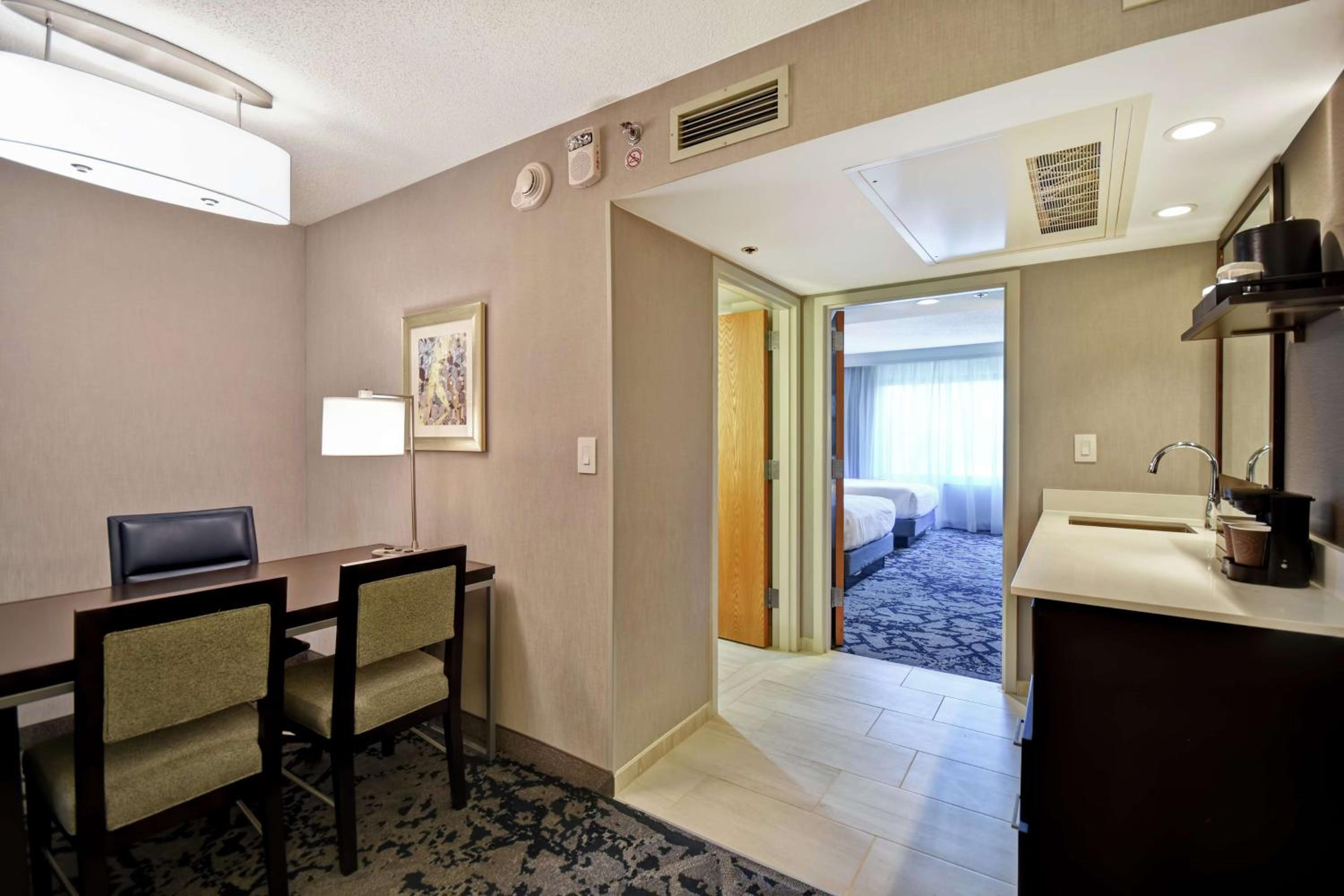 One-Bedroom Suite with Two Double Beds - Hearing Accessible/Non-Smoking - Photo 10