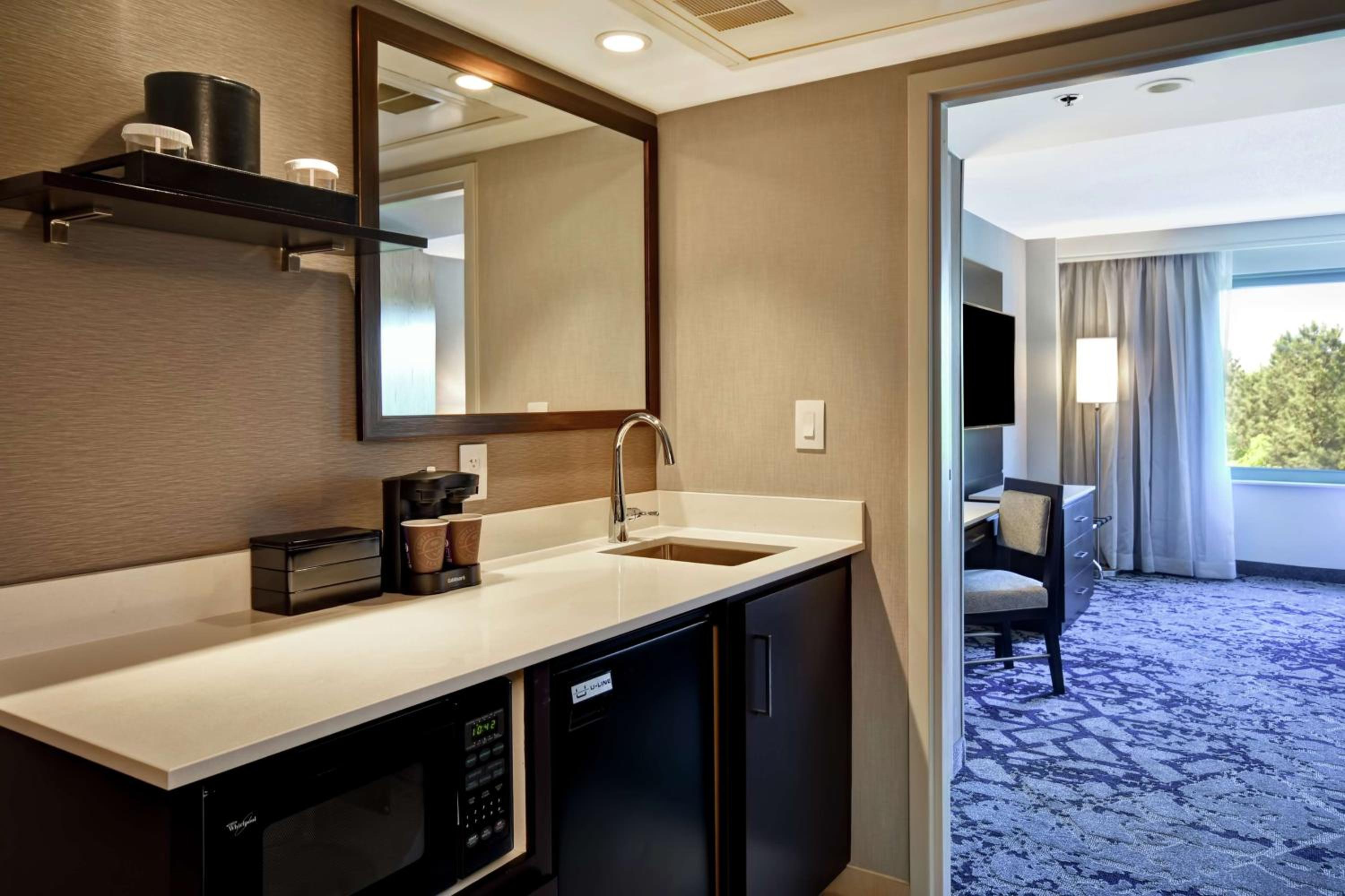 Suite with Two Double Beds - Non-Smoking - Photo 7