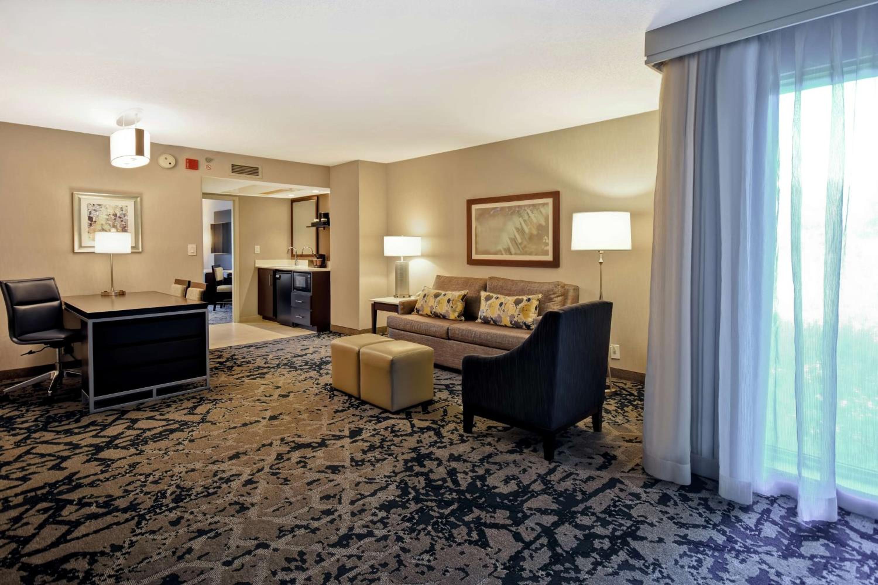 Corner Suite with Two Double Beds - Non-Smoking - Photo 5
