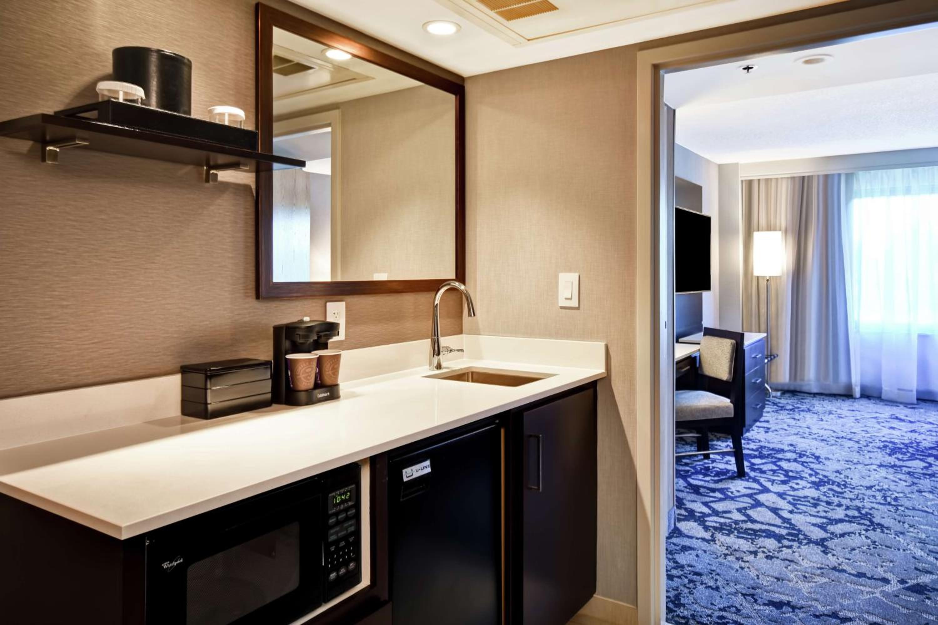 Suite with Two Double Beds - Non-Smoking - Photo 8