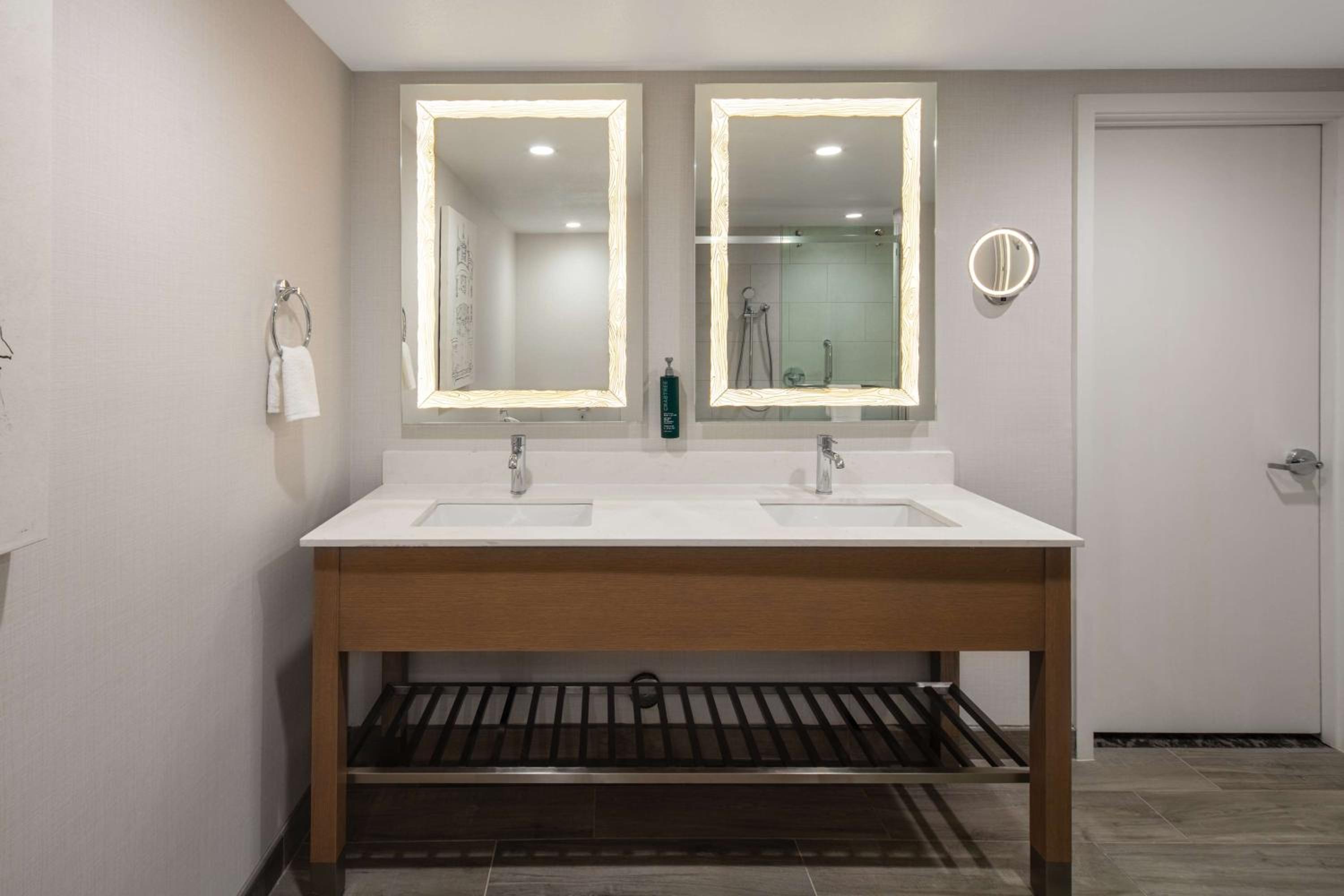 Two-Room King Suite - Photo 2