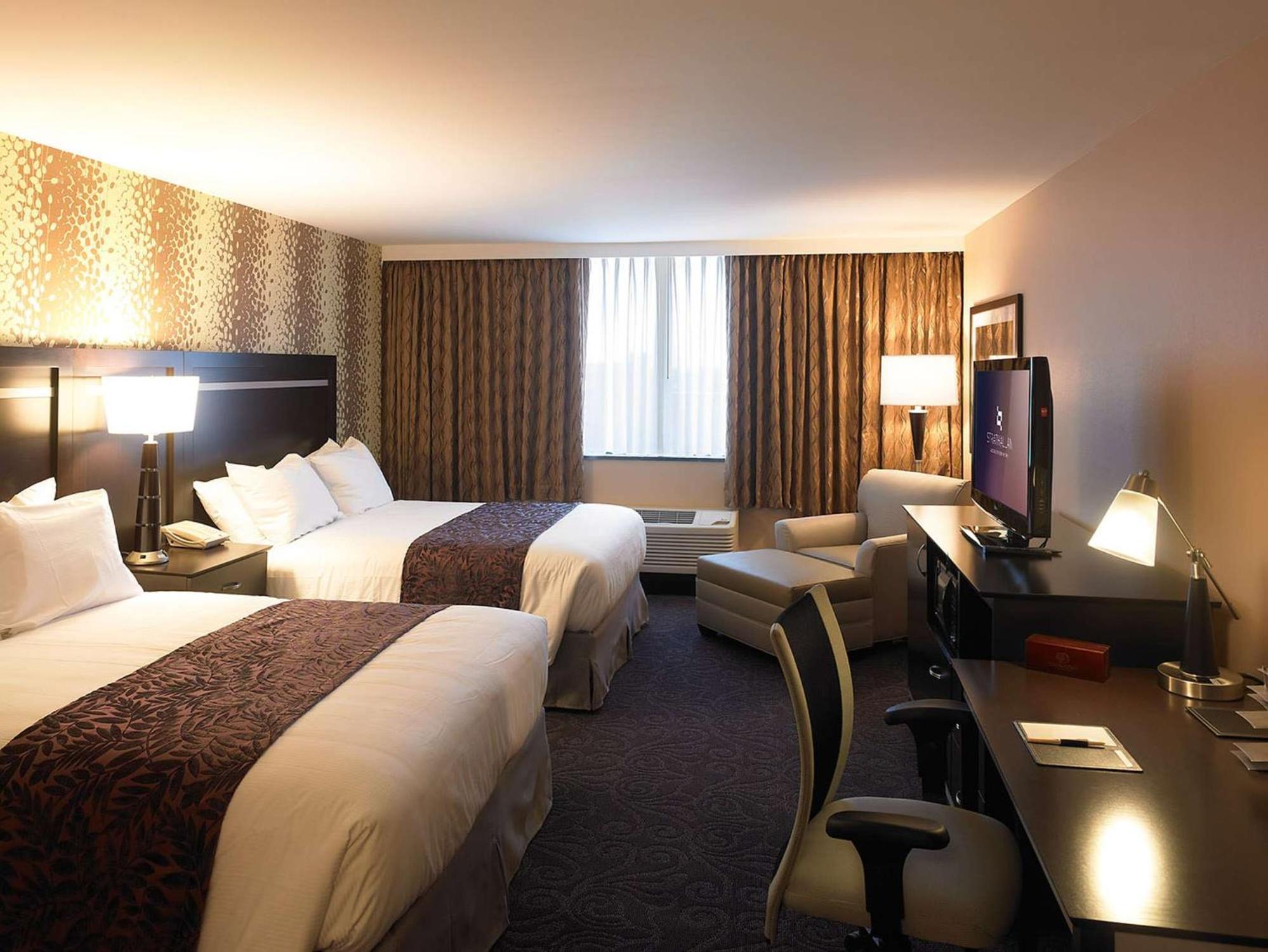 One-Bedroom Suite with Two Queen Beds and Sofa Bed - Photo 5