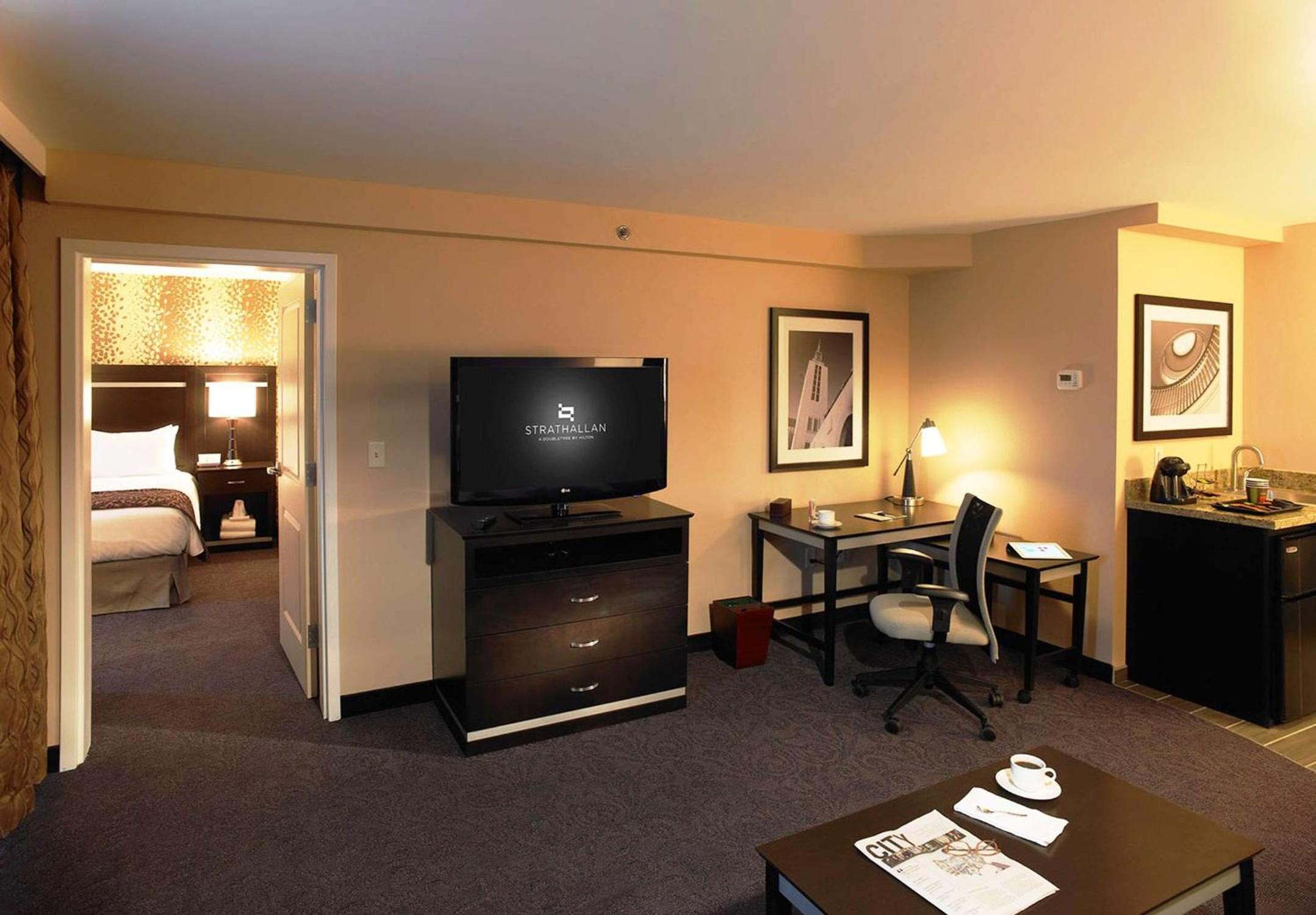 One-Bedroom Suite with Two Queen Beds and Sofa Bed - Photo 4