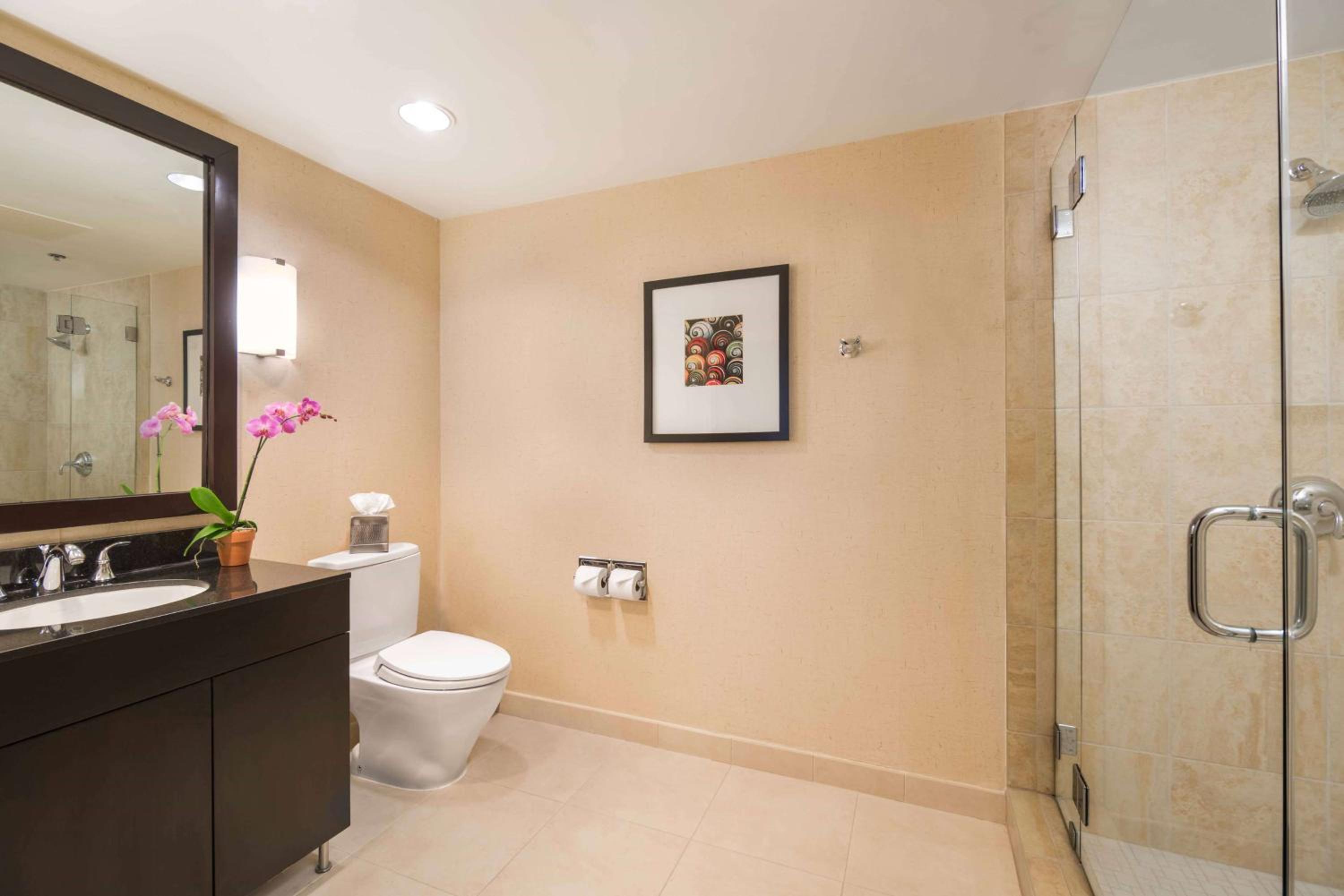 One-Bedroom King Suite with Harbor View