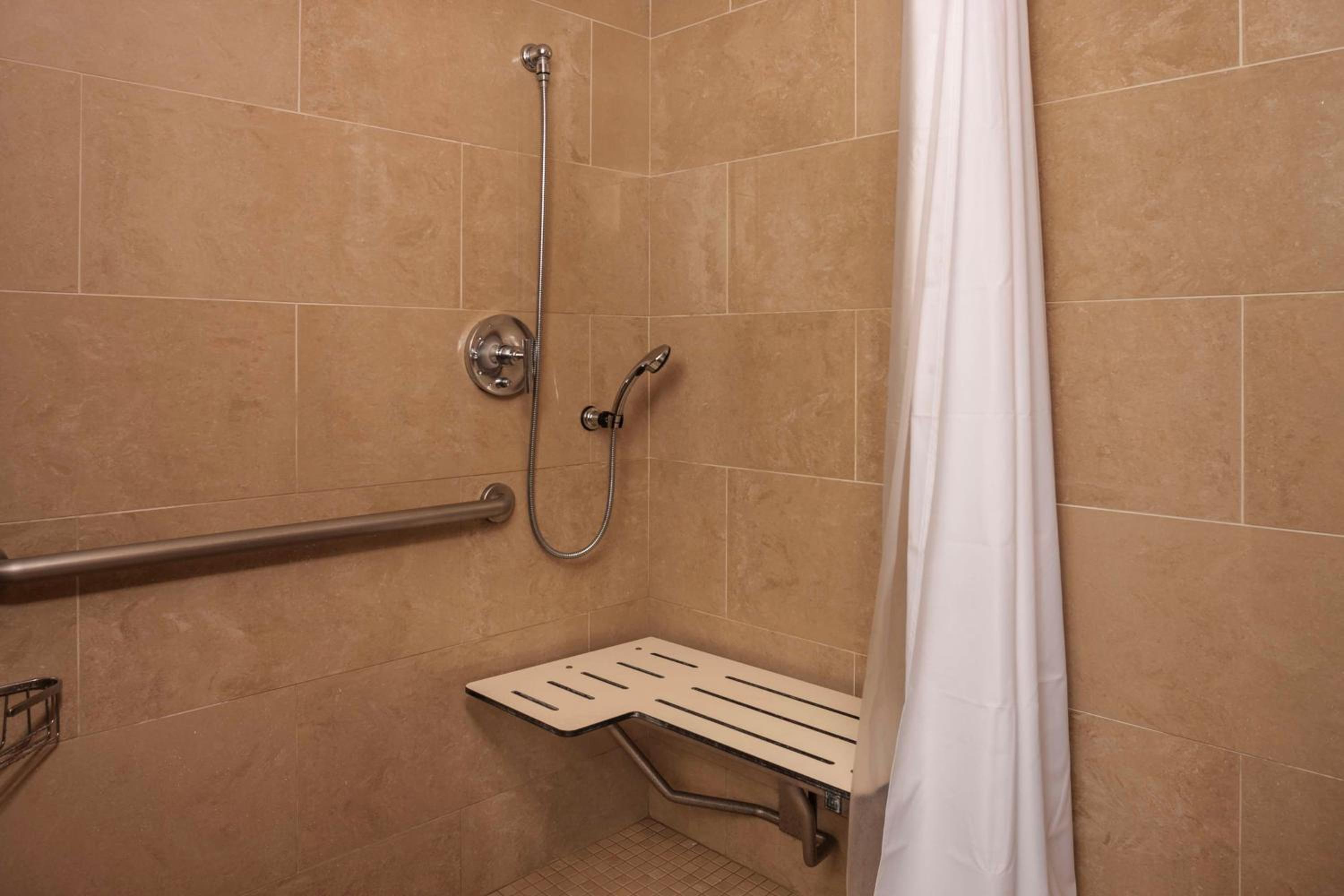 King Room with Bath Tub - Disability Access - Photo 6