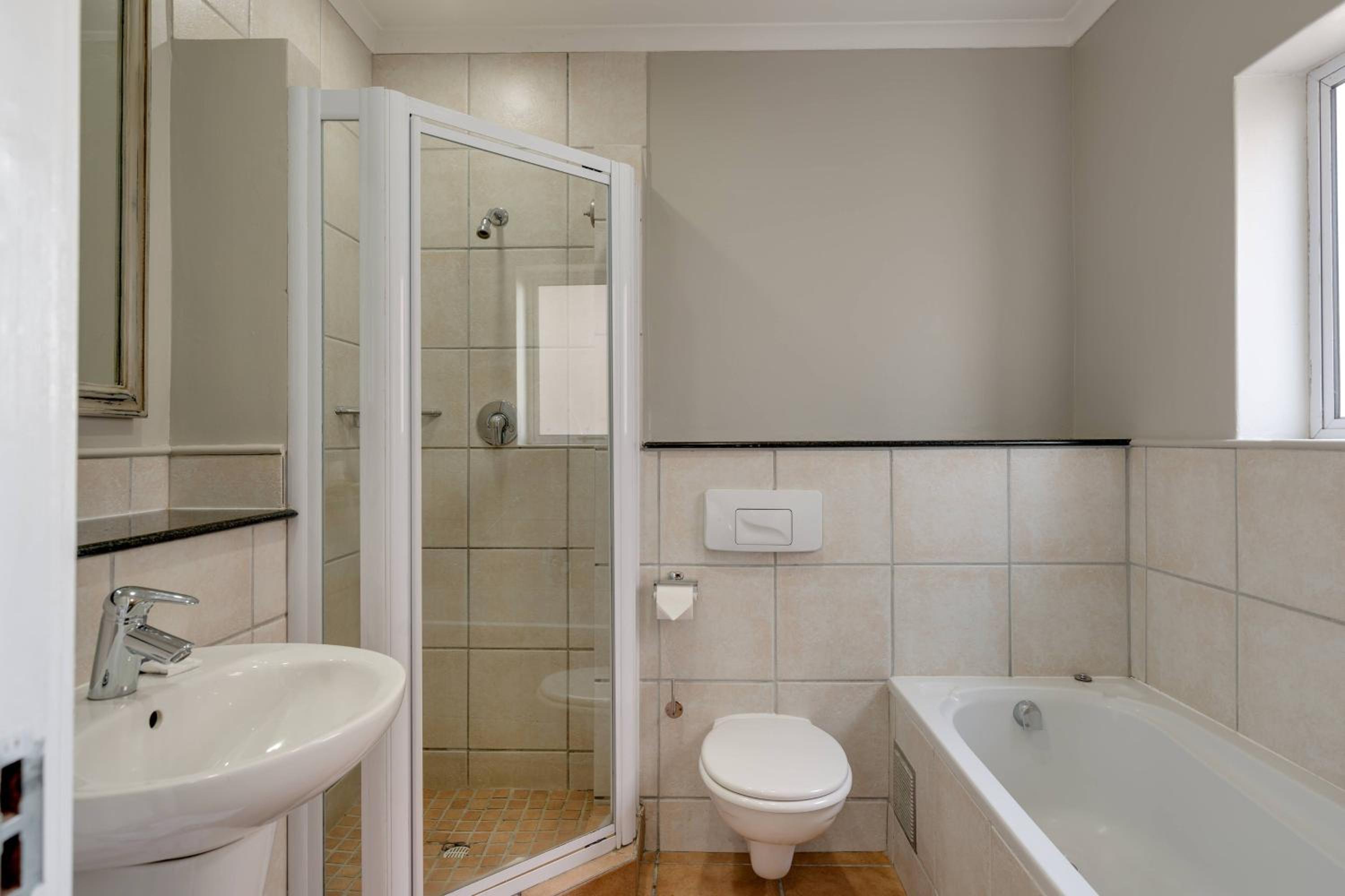 Deluxe Guest room, 1 King - Photo 9