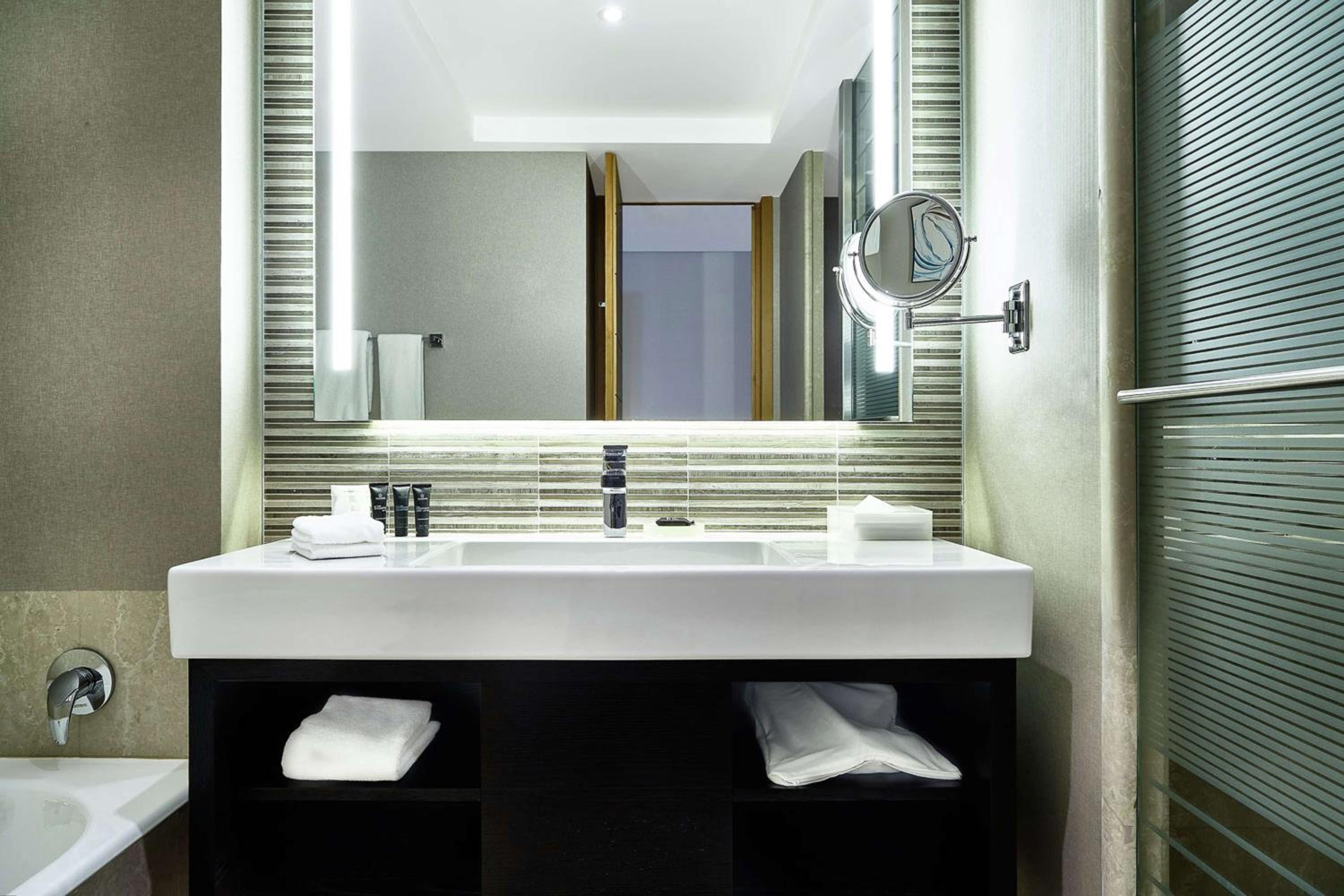 Premium King Room - Photo 3