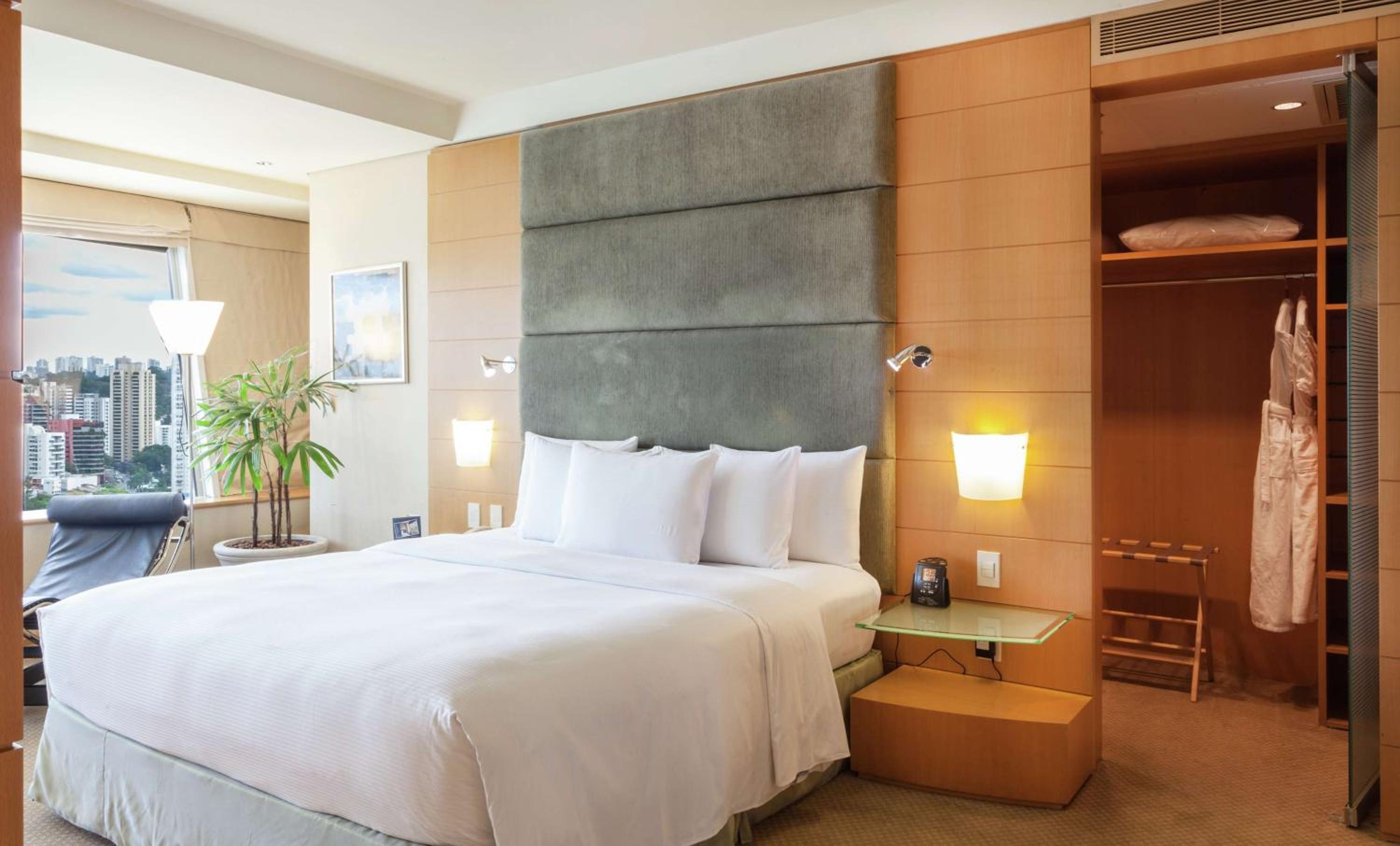 One-Bedroom King Suite with View thumbnail 5