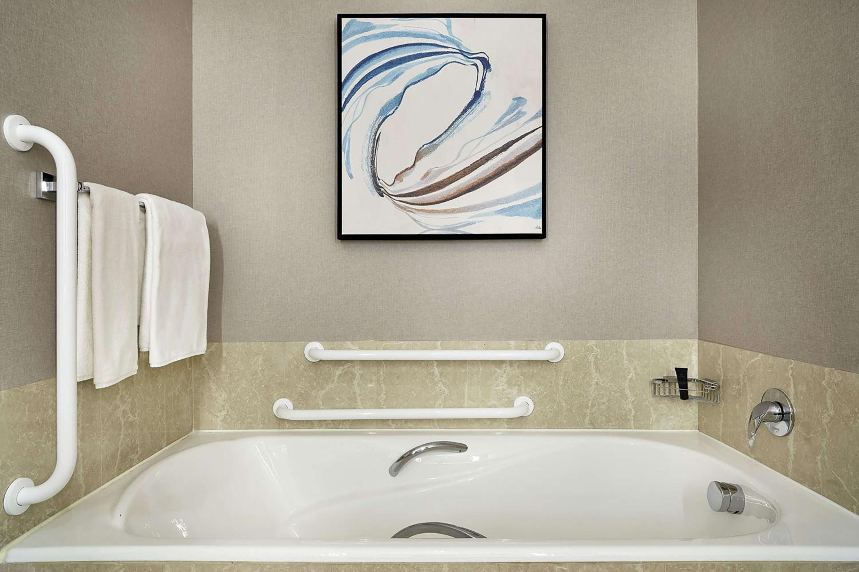 Twin Room with Walk-In Shower - Mobility Access - Photo 2