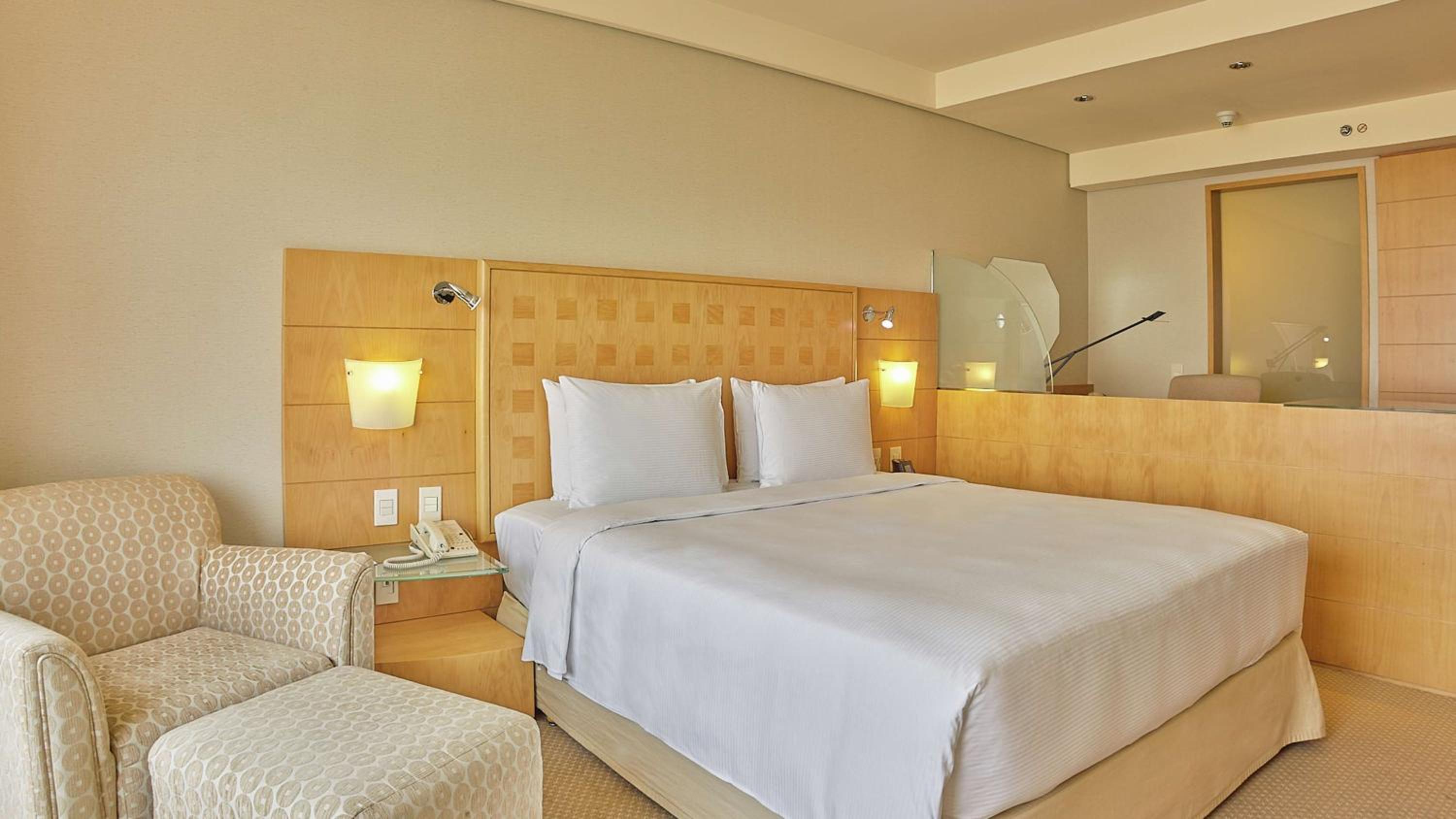 Deluxe King Room - Photo 2