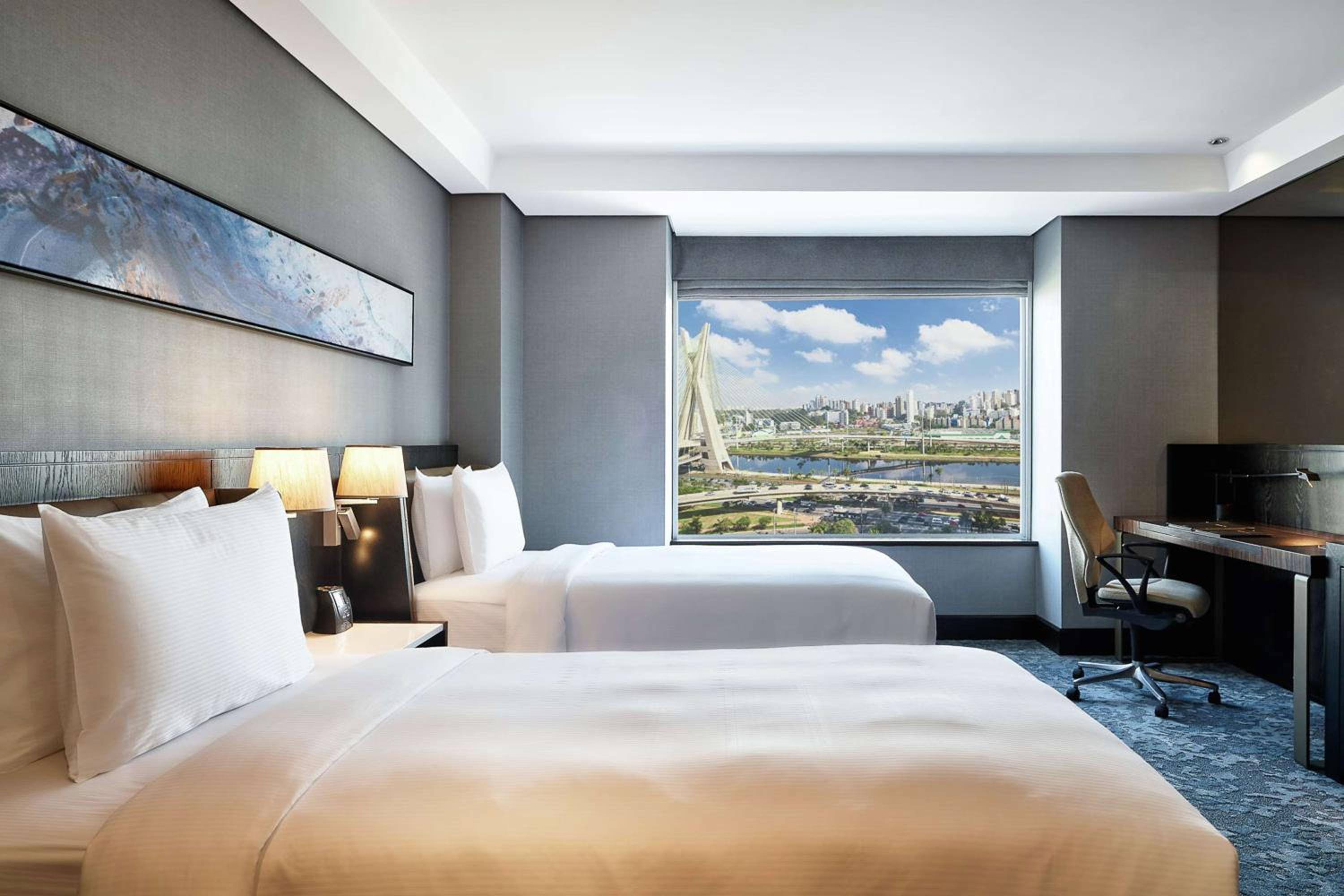 Twin Room with Estaiada Bridge View