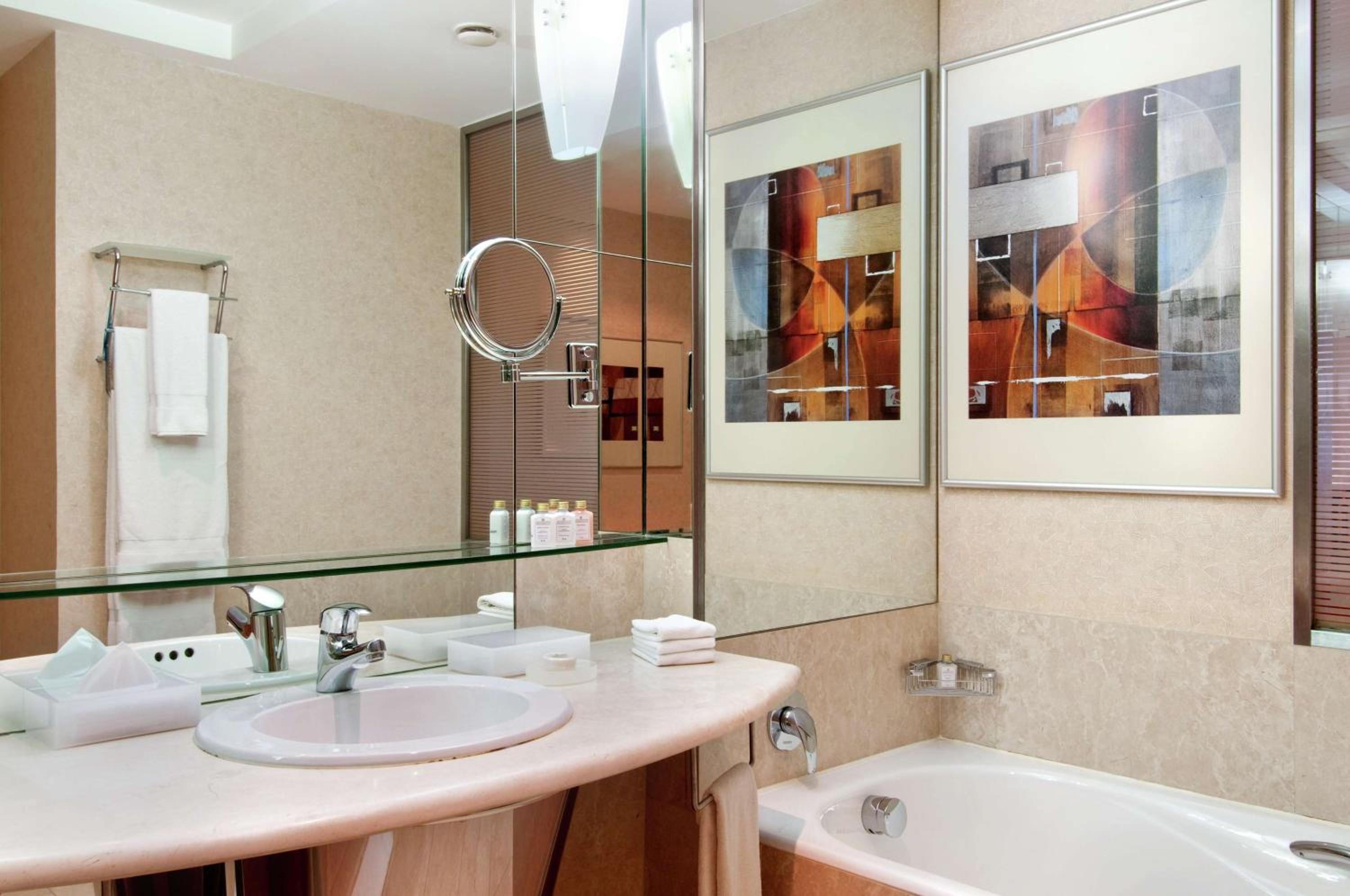 Deluxe King Room - Photo 3