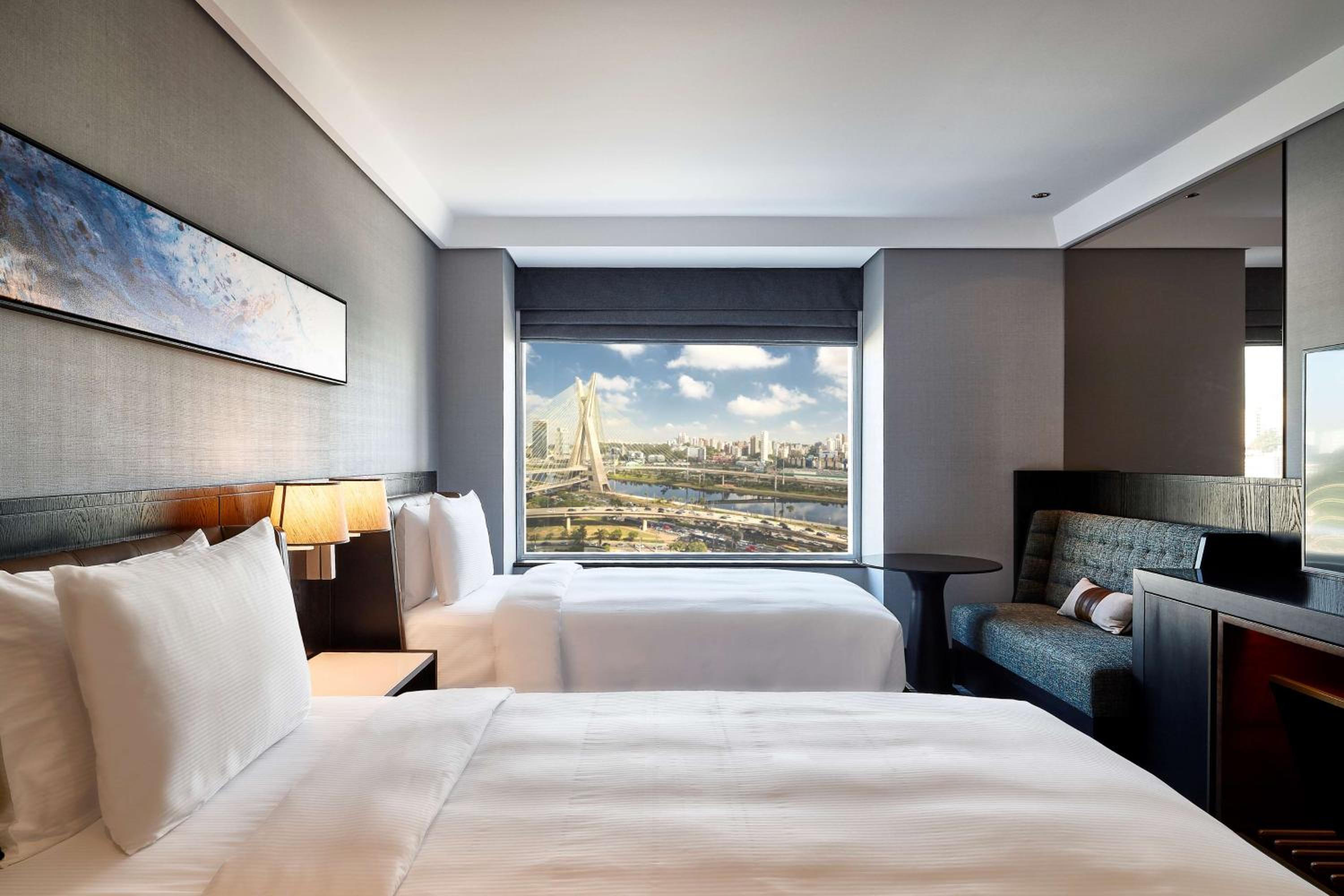 Twin Room with Estaiada Bridge View