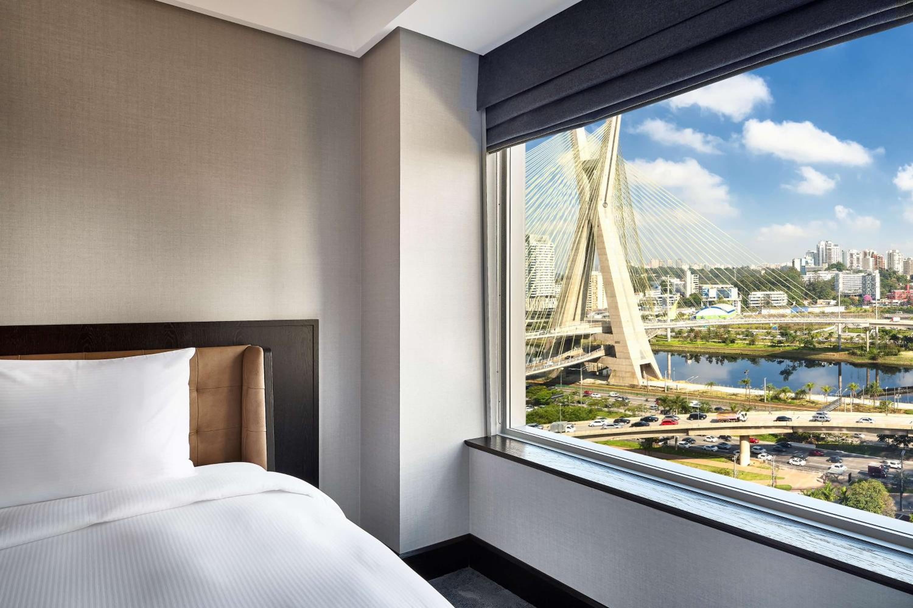 King Room with Estaiada Bridge View