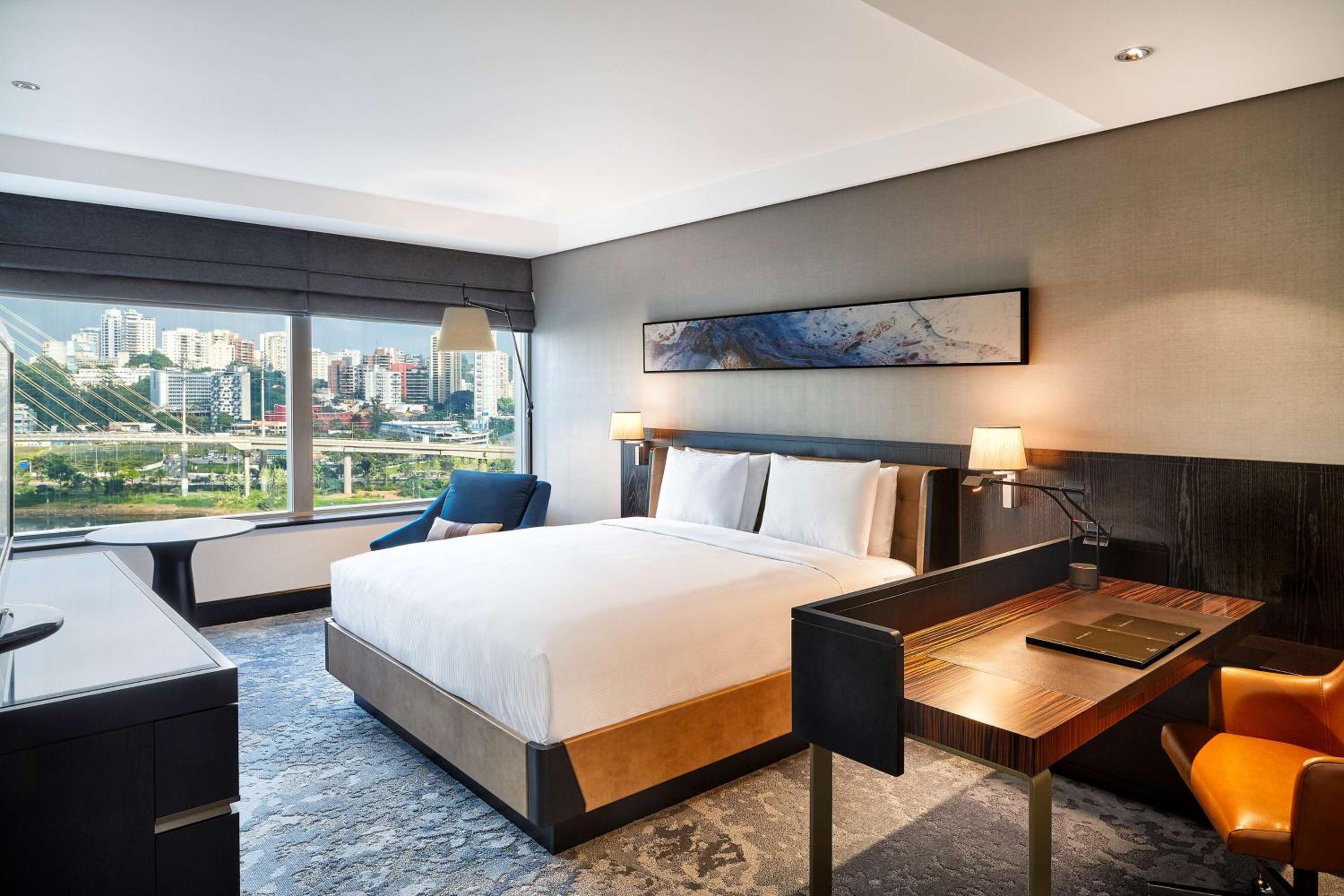 King Room with Estaiada Bridge View thumbnail 5
