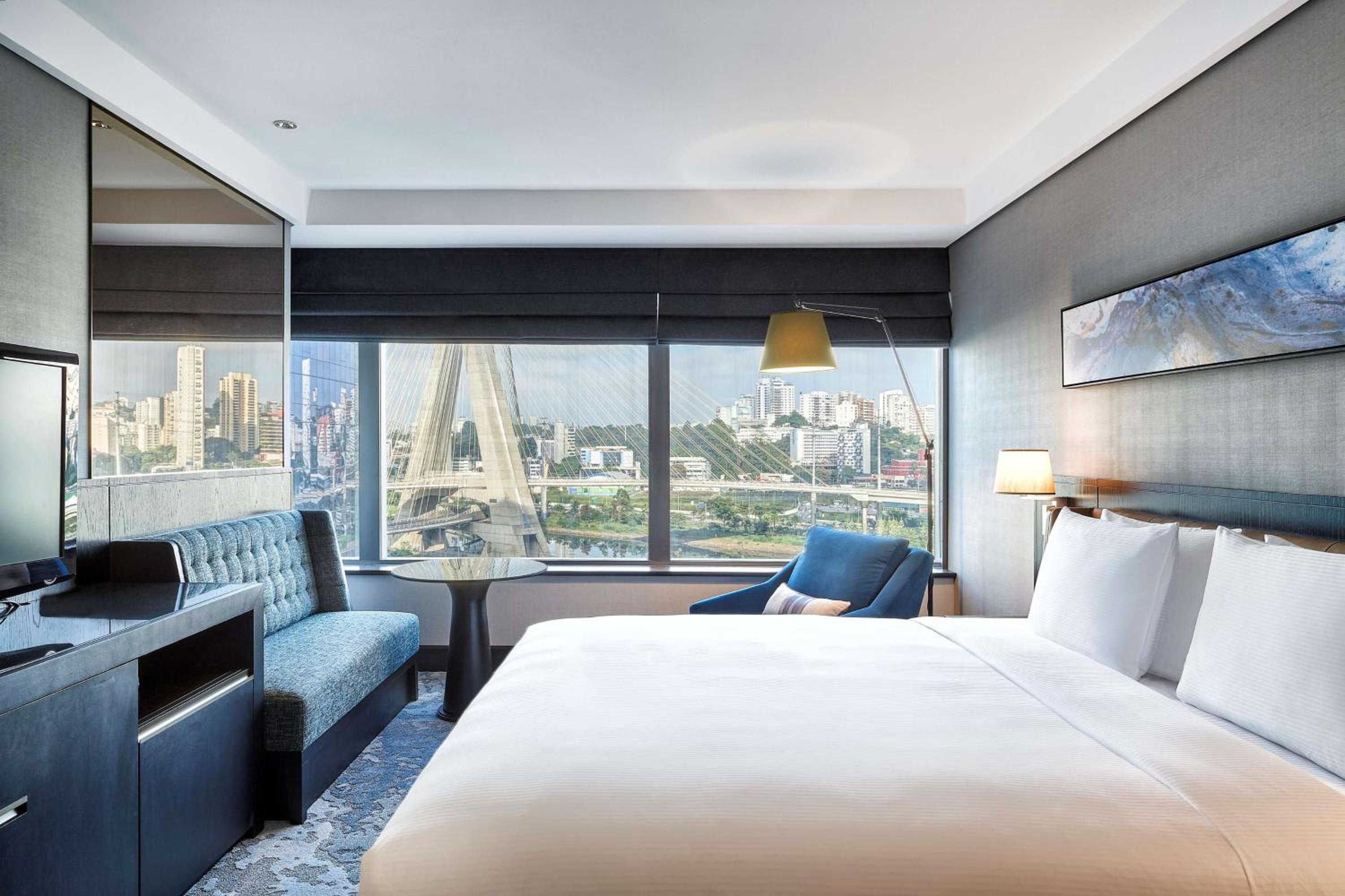 Premium King Room - Photo 4