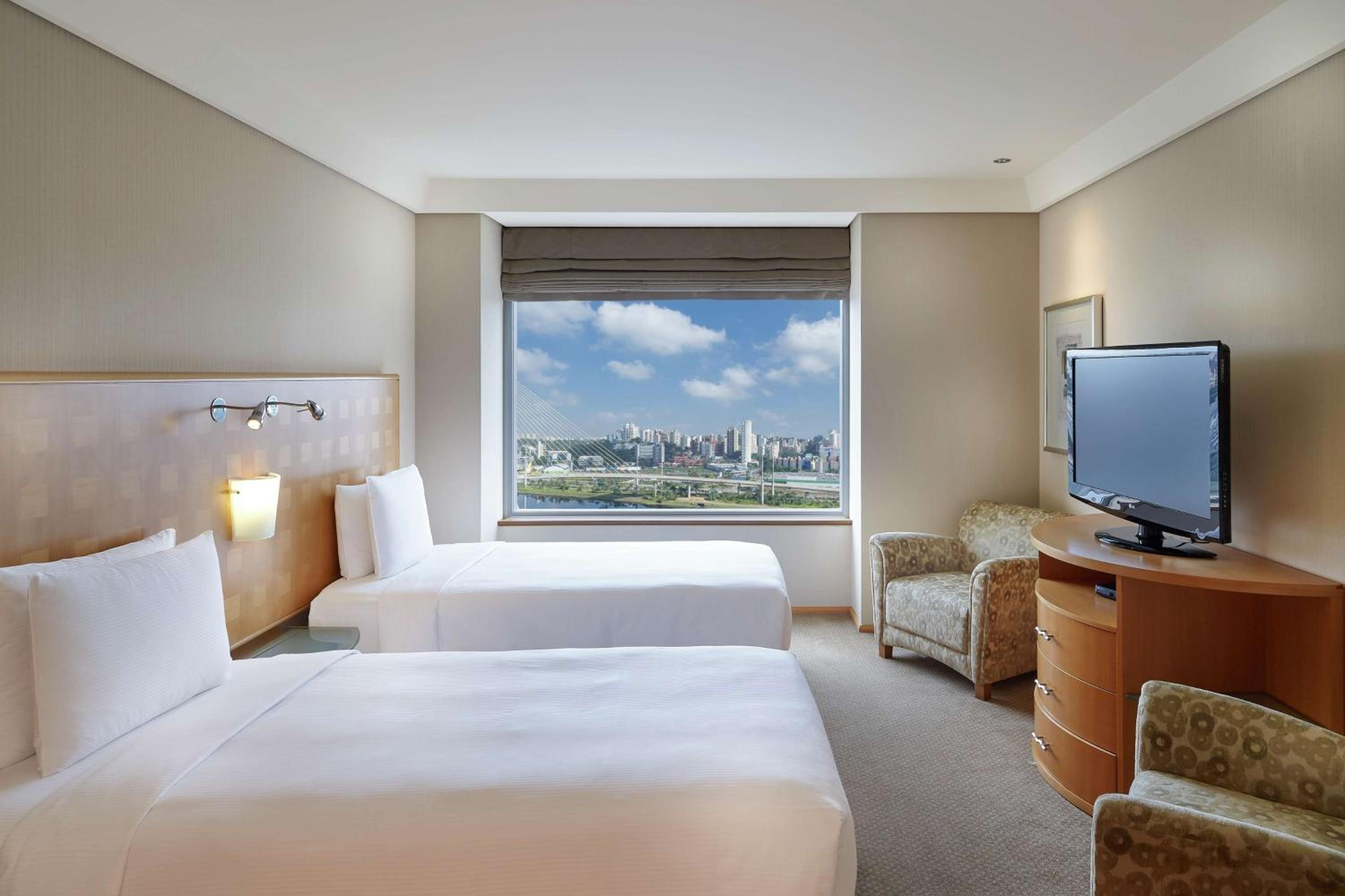 2 Twin Bed Deluxe Room - Photo 4