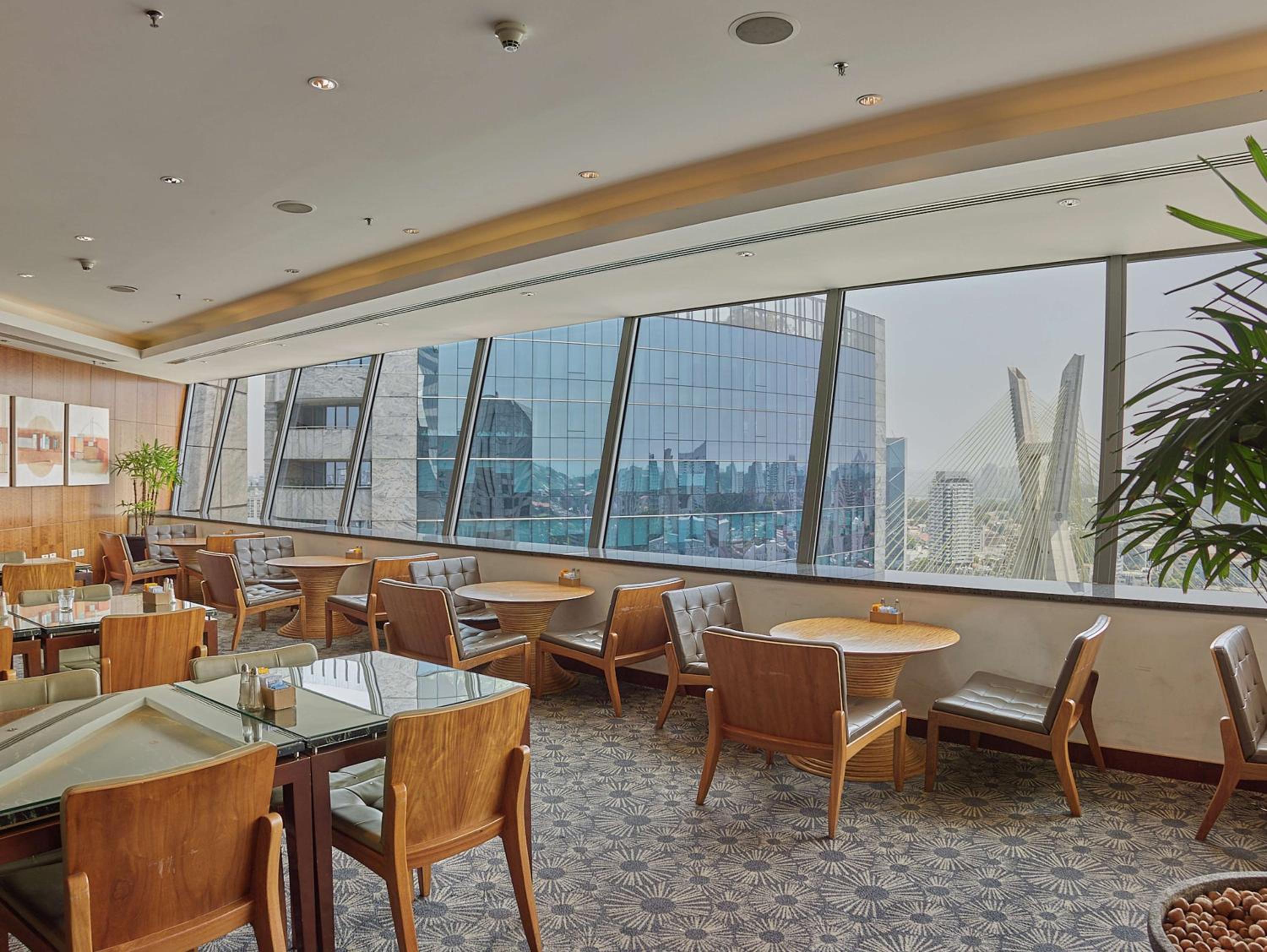 King Bed Executive Room with Breakfast and Happy Hour at the Executive Lounge - Photo 7