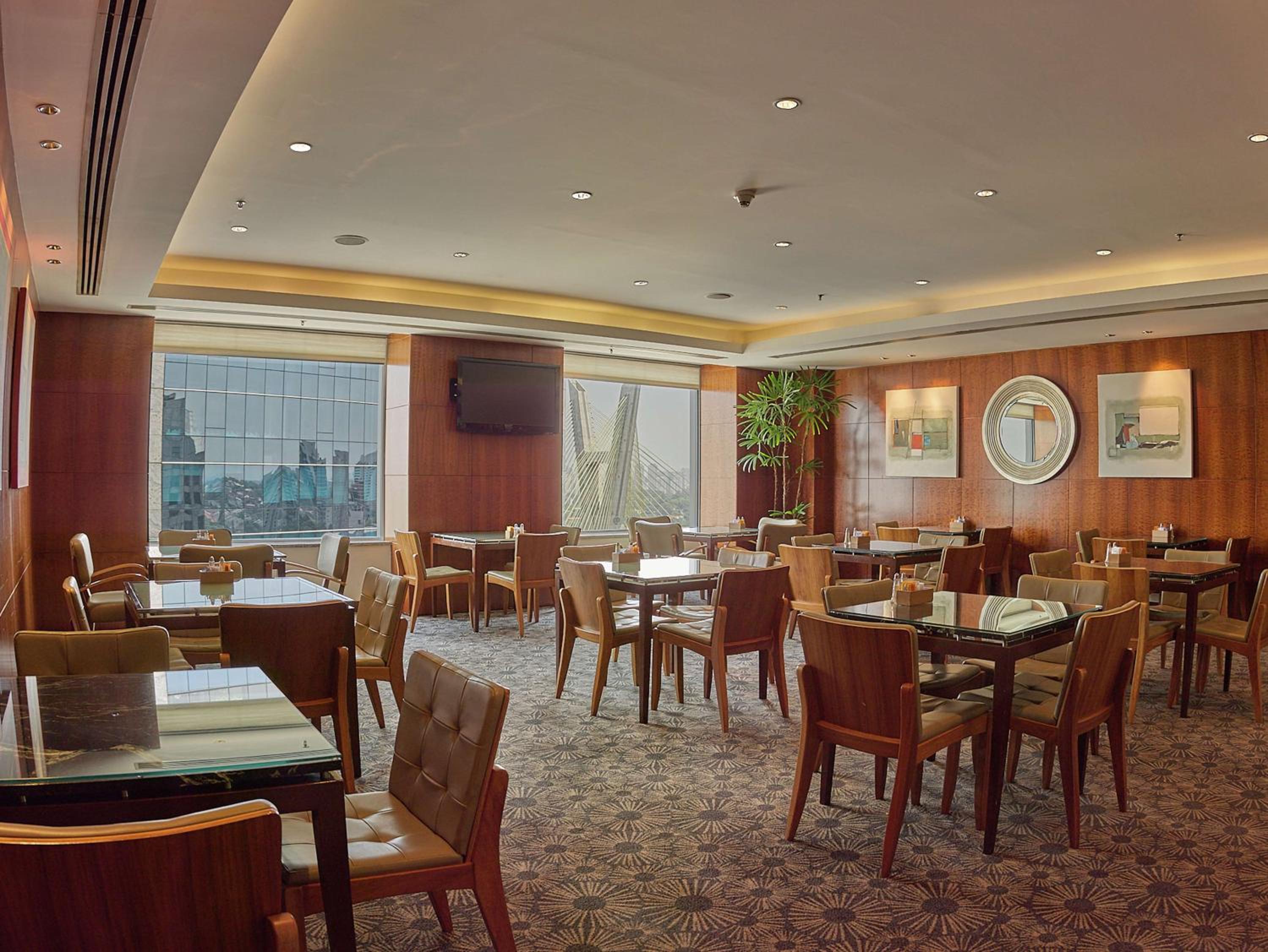 King Bed Executive Room with Breakfast and Happy Hour at the Executive Lounge - Photo 5