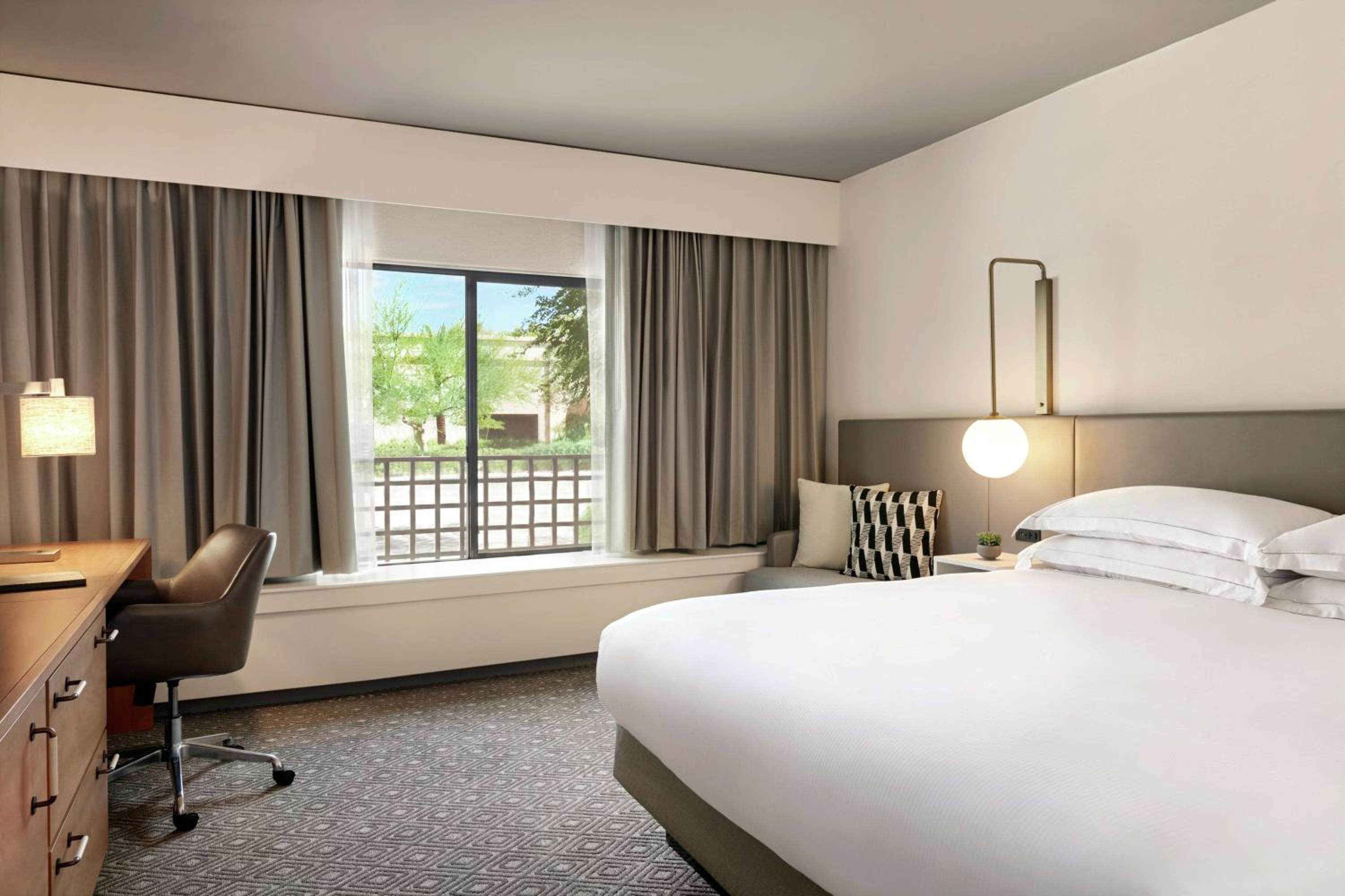 Deluxe King Room - Photo 2