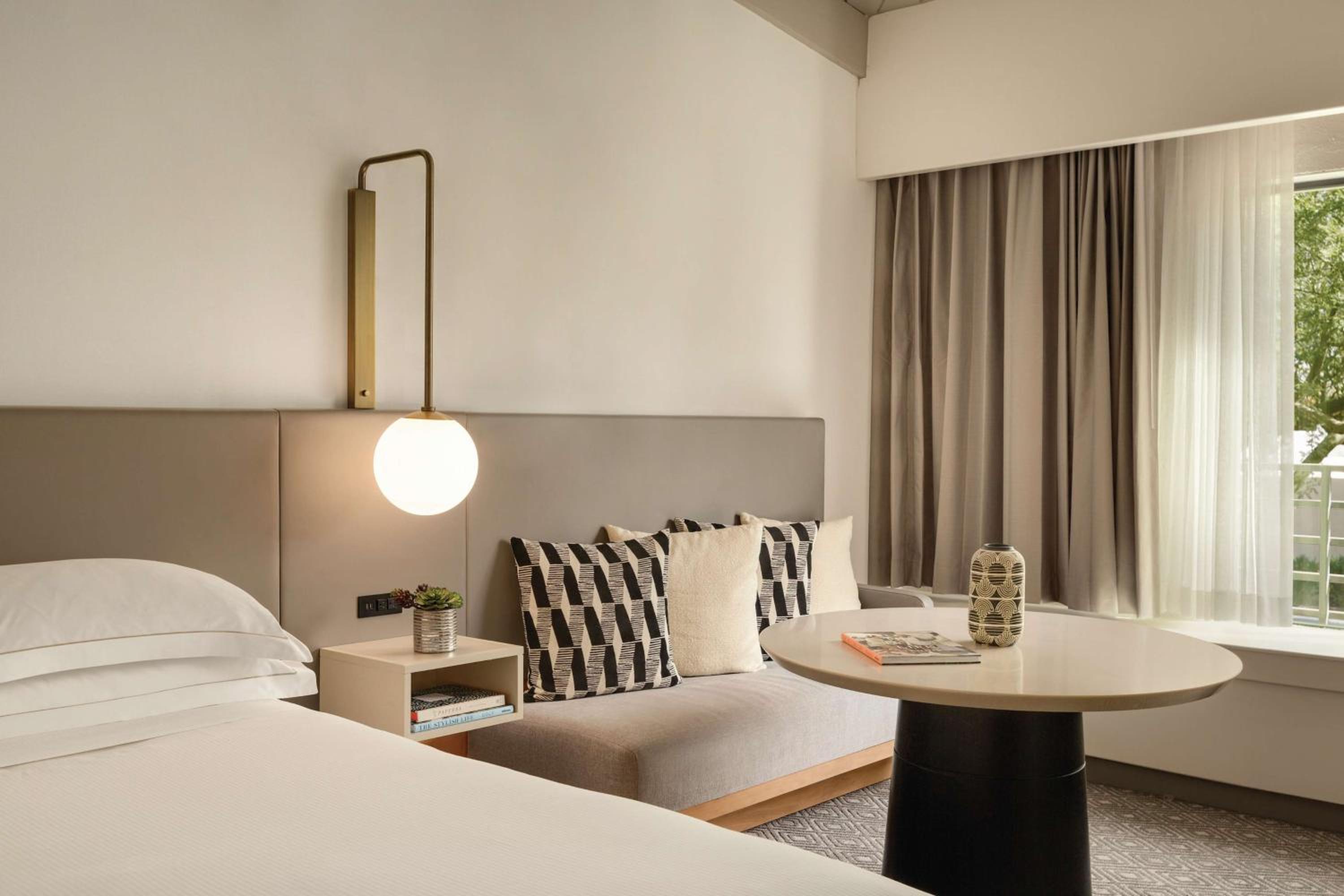 Deluxe King Room - Photo 3