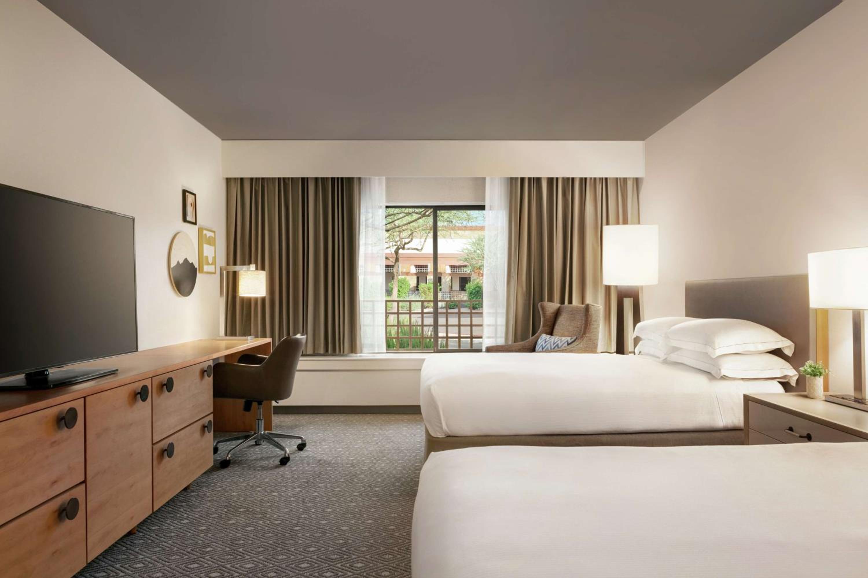 Deluxe Queen Room with Two Queen Beds - Photo 5