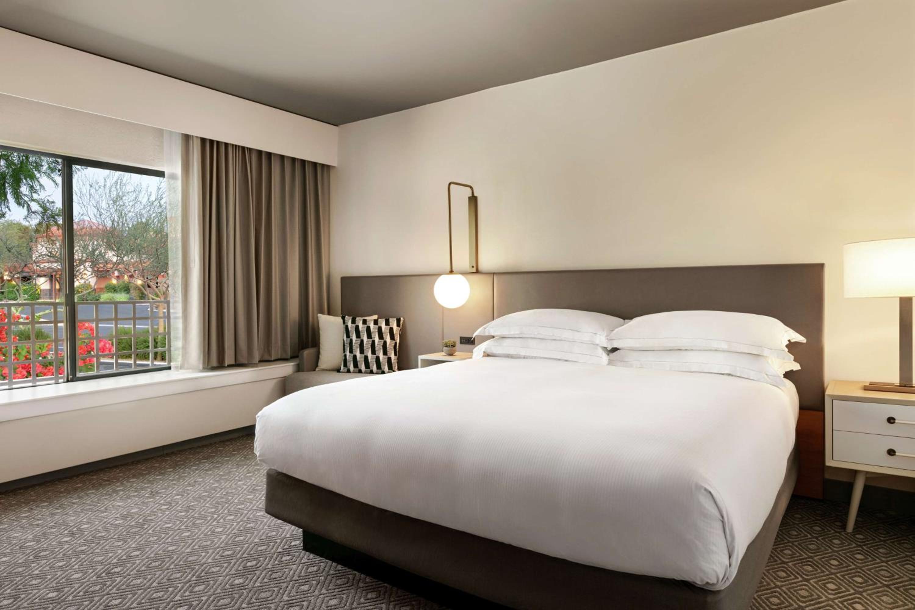 Deluxe King Room - Photo 4