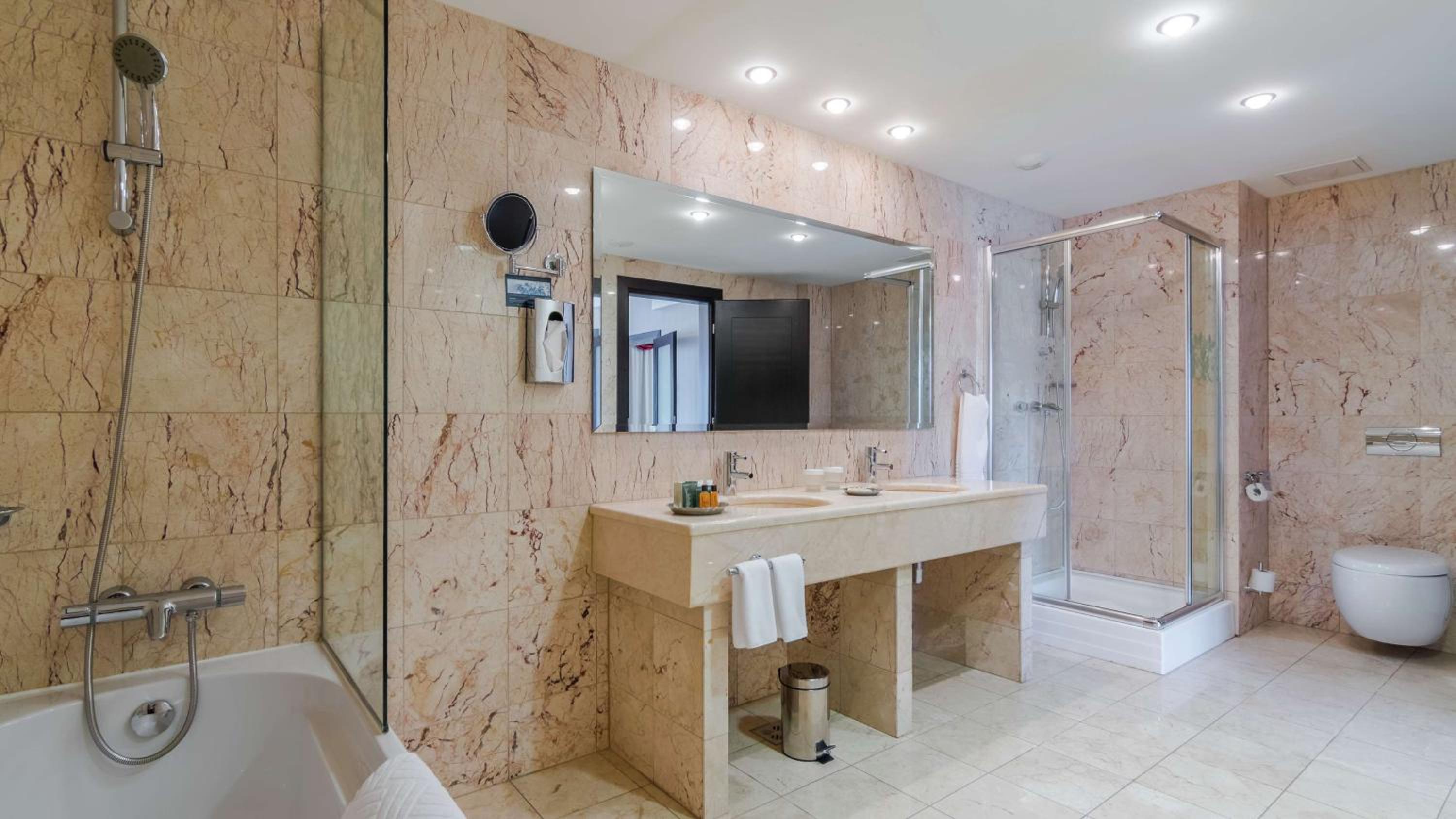 Executive King Suite - Photo 2