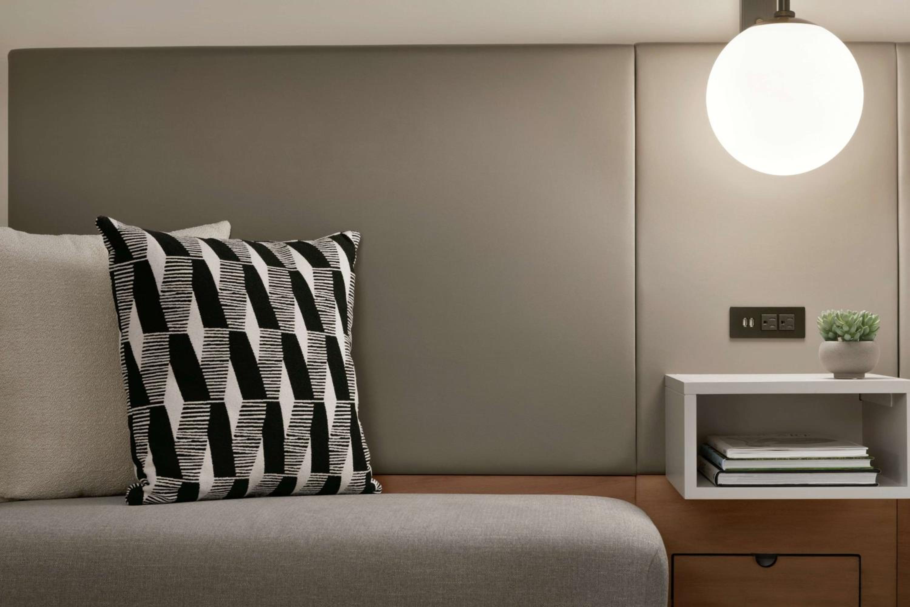 Deluxe King Room - Photo 6