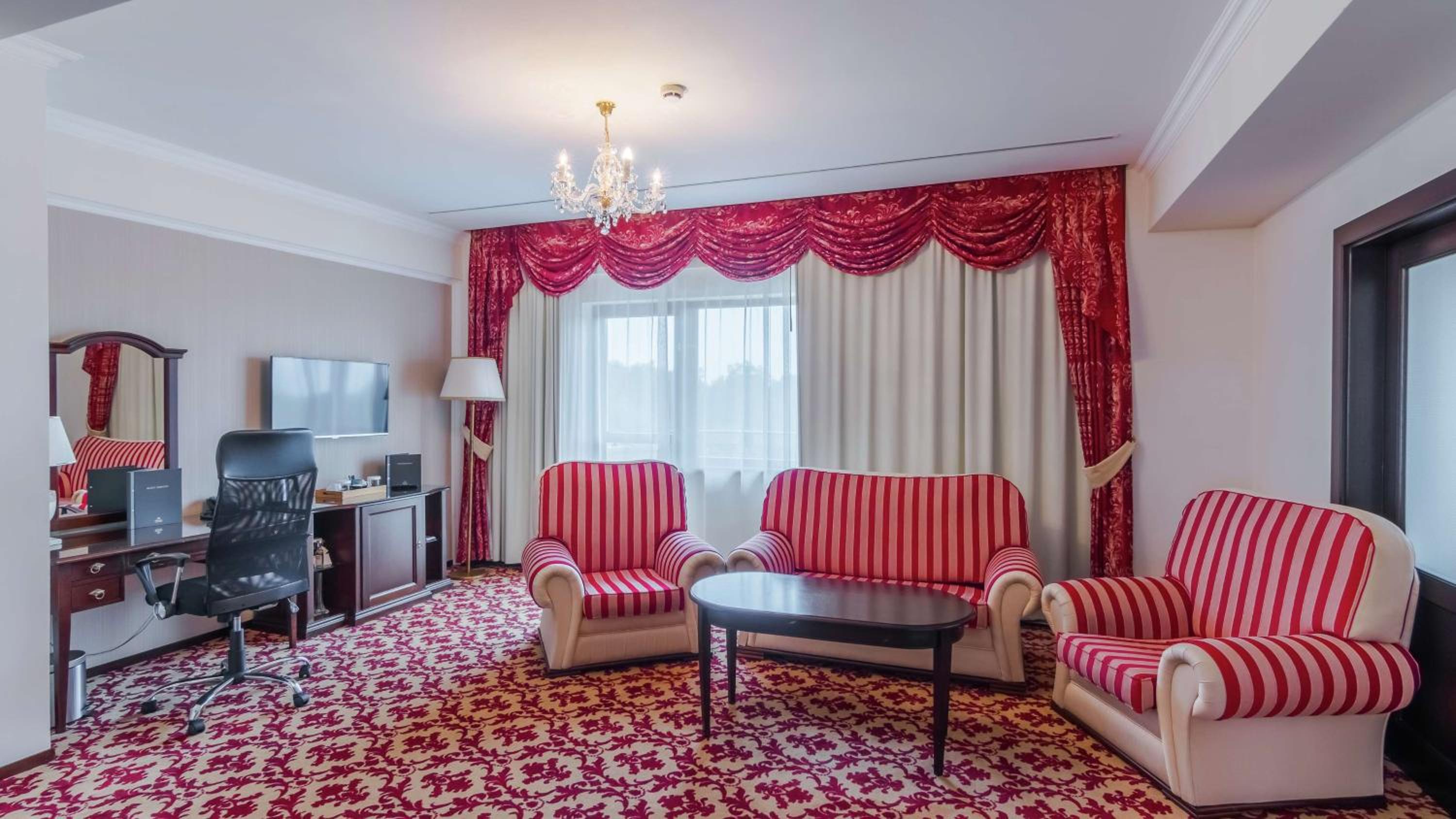 Executive King Suite - Photo 3
