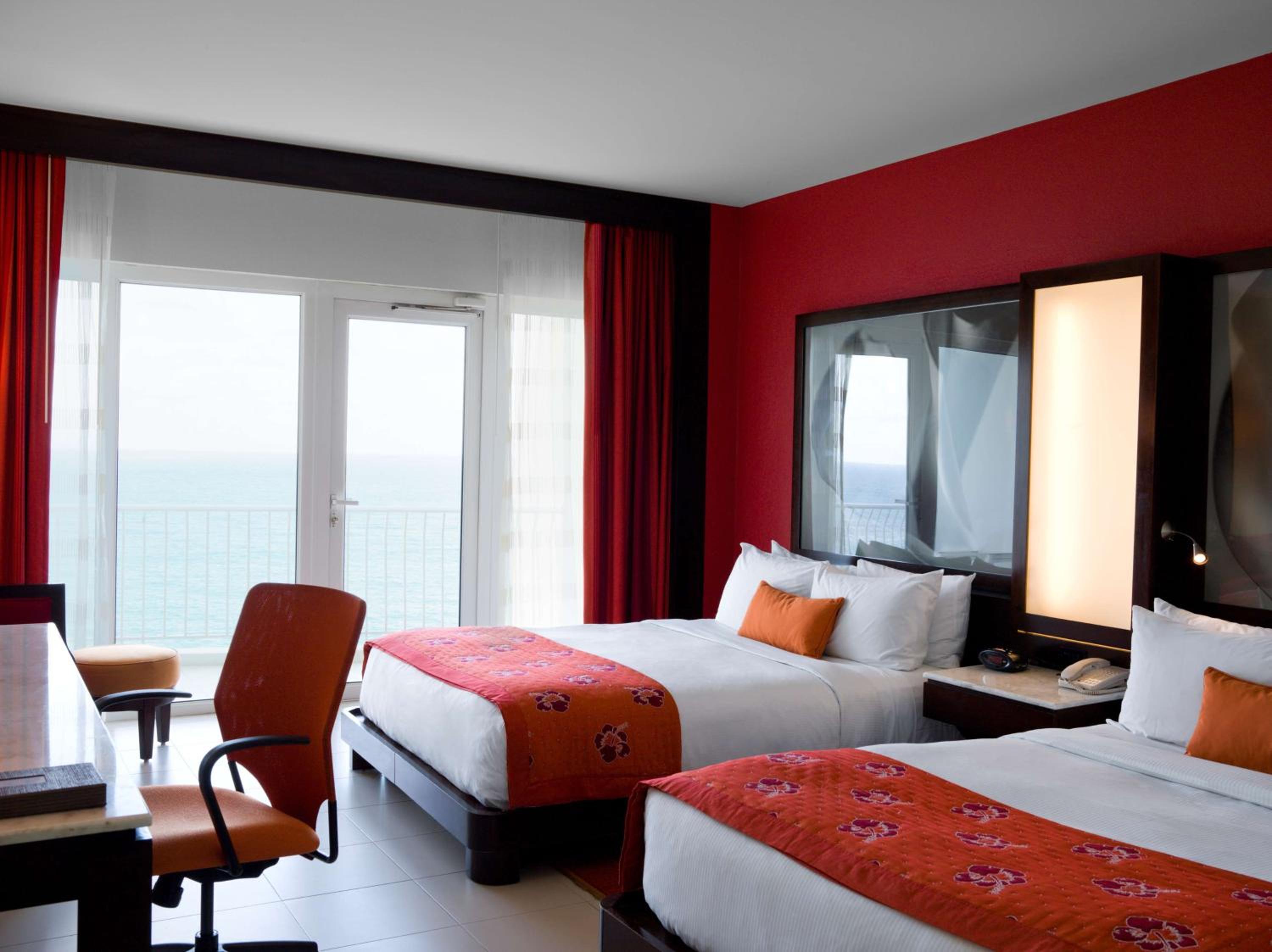 Queen Room with Balcony - Oceanfront - Photo 2