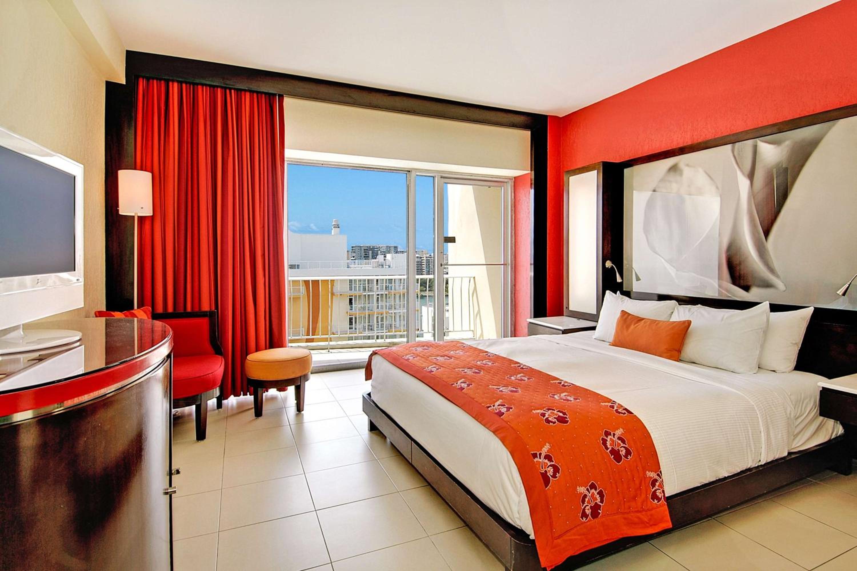 Deluxe King Room - Photo 2