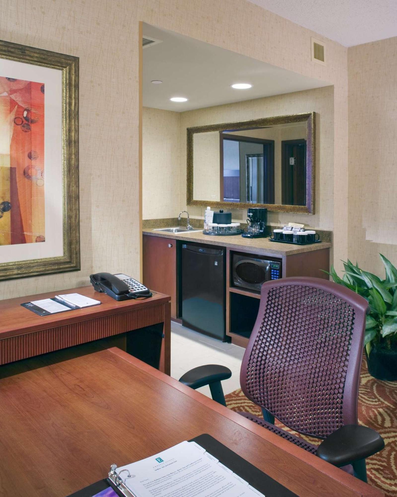 Suite with Two Queen Beds - Mobility and Hearing Access/Non-Smoking - Photo 4