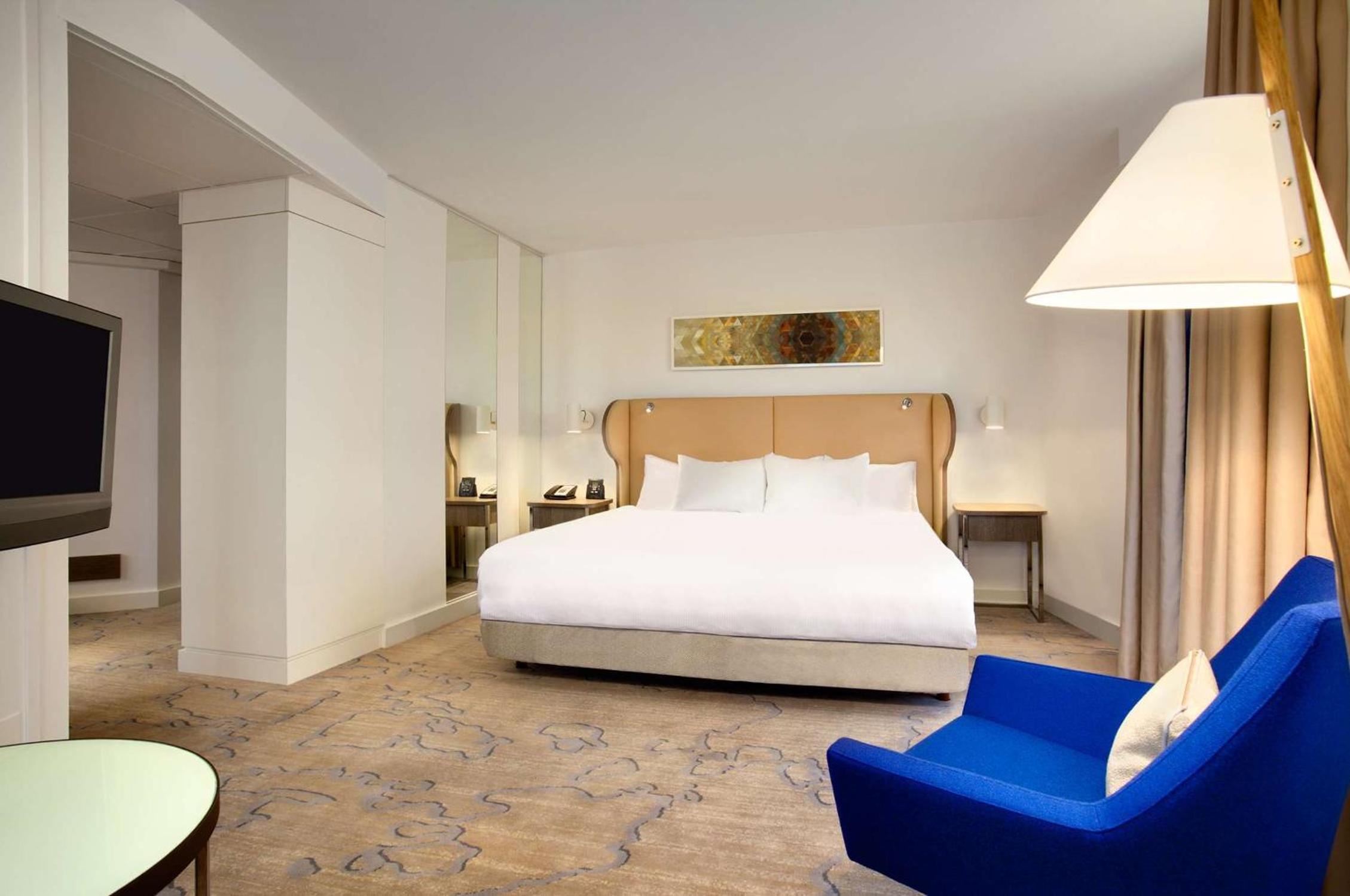 Junior King Suite with View - Photo 2