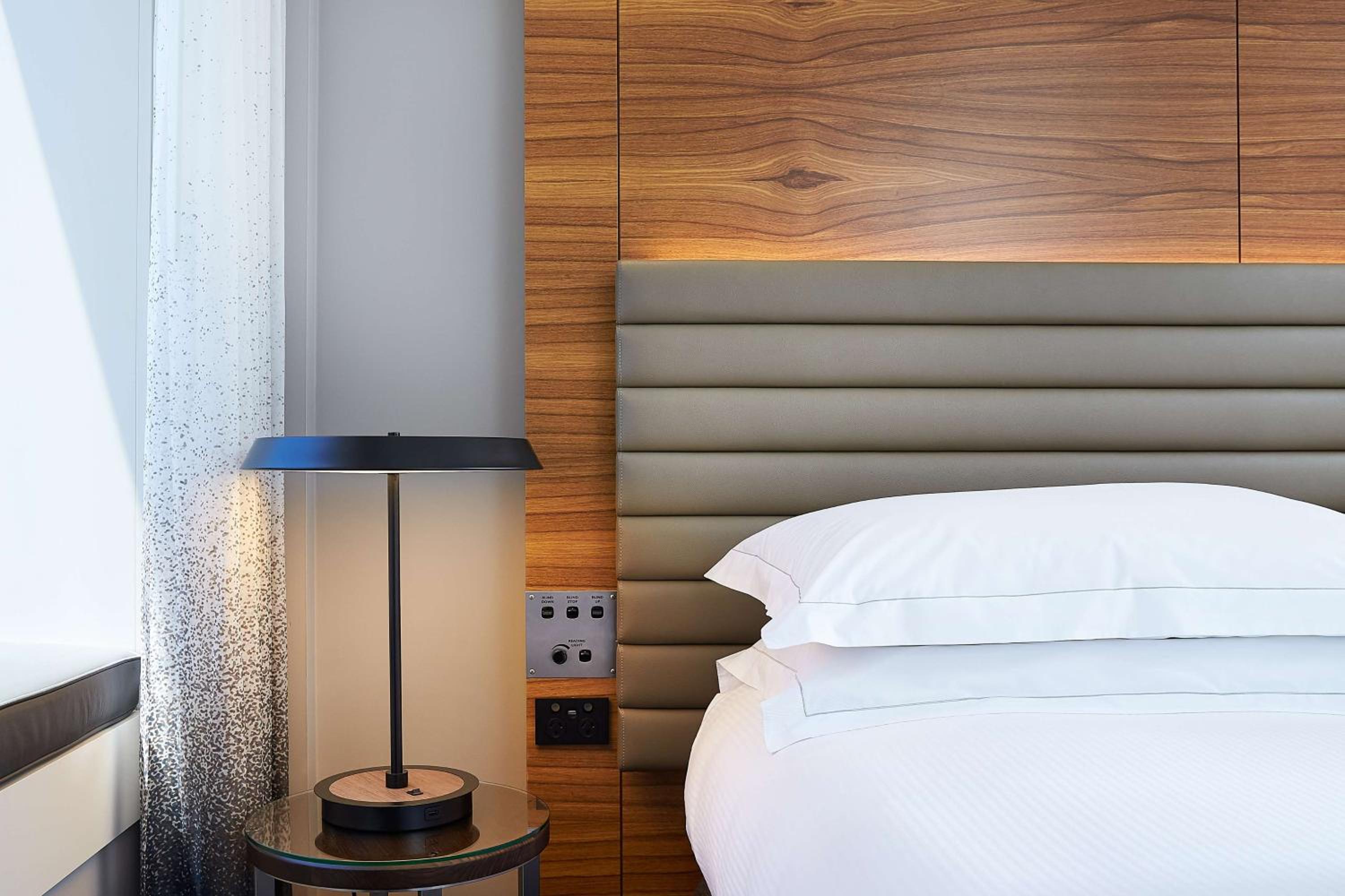 Deluxe King Room with One King Bed (Non Smoking) - Photo 1