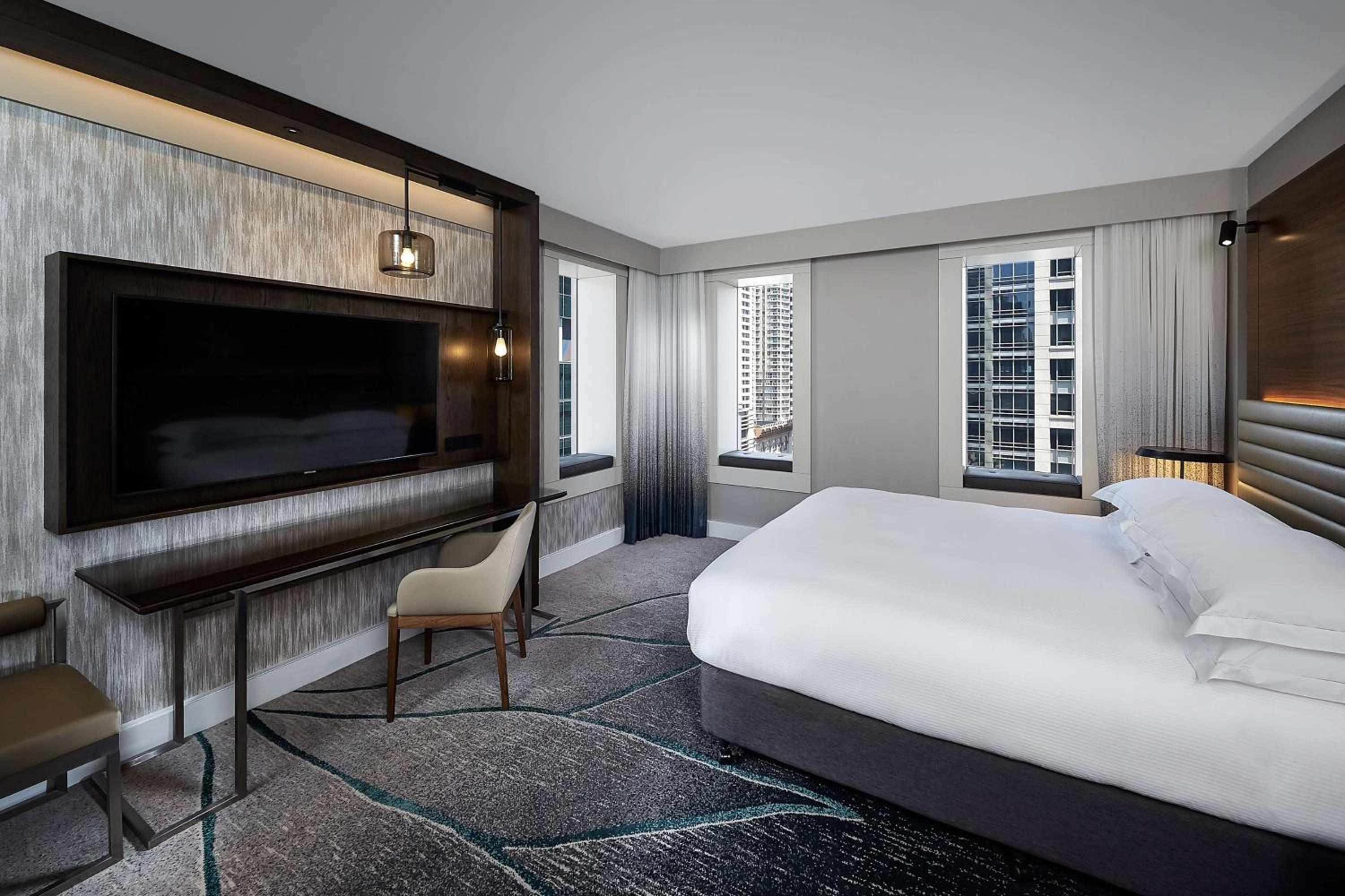 Corner King Room with One King Bed (Non Smoking) - Photo 1