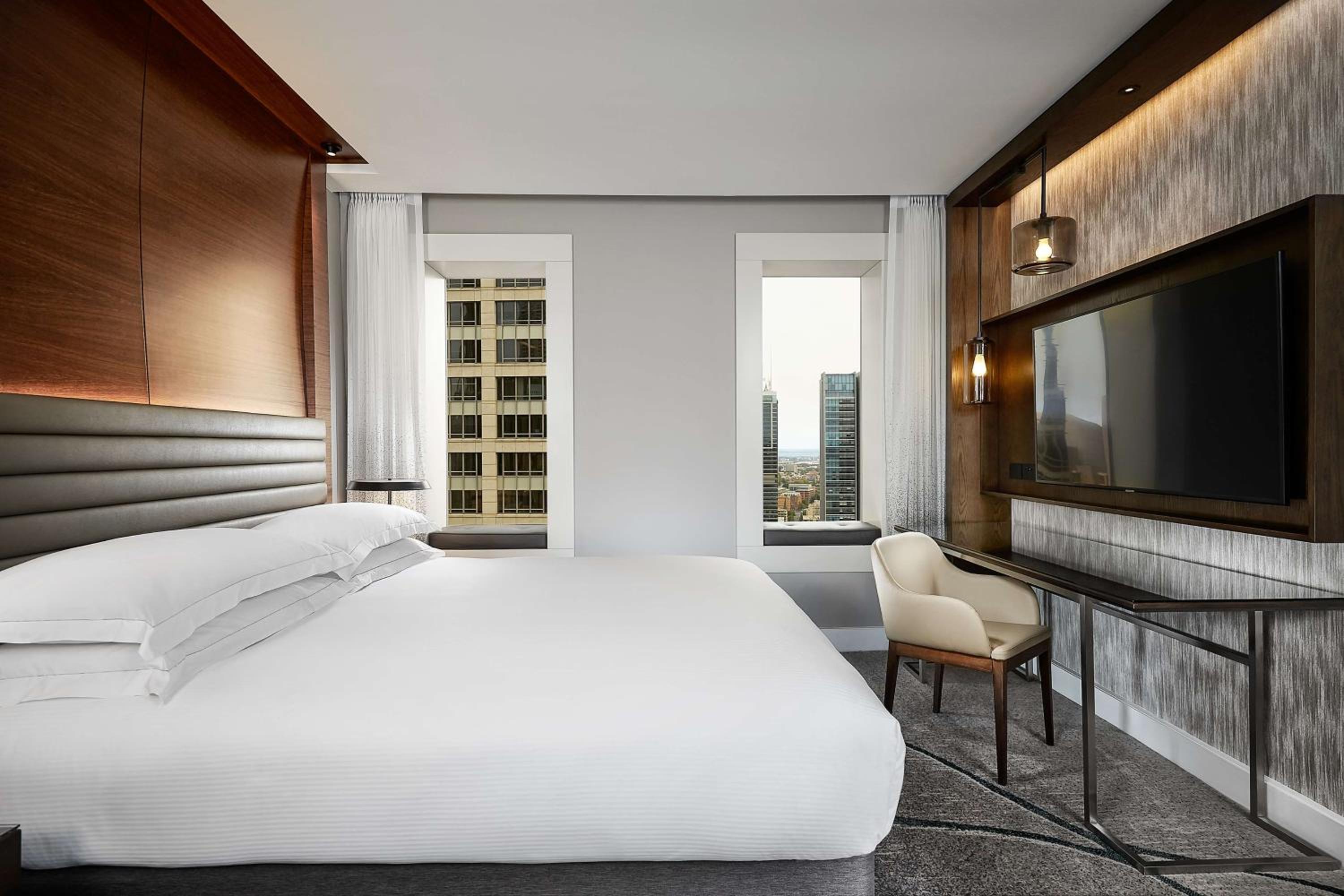 Deluxe King Room with One King Bed (Non Smoking) - Photo 2