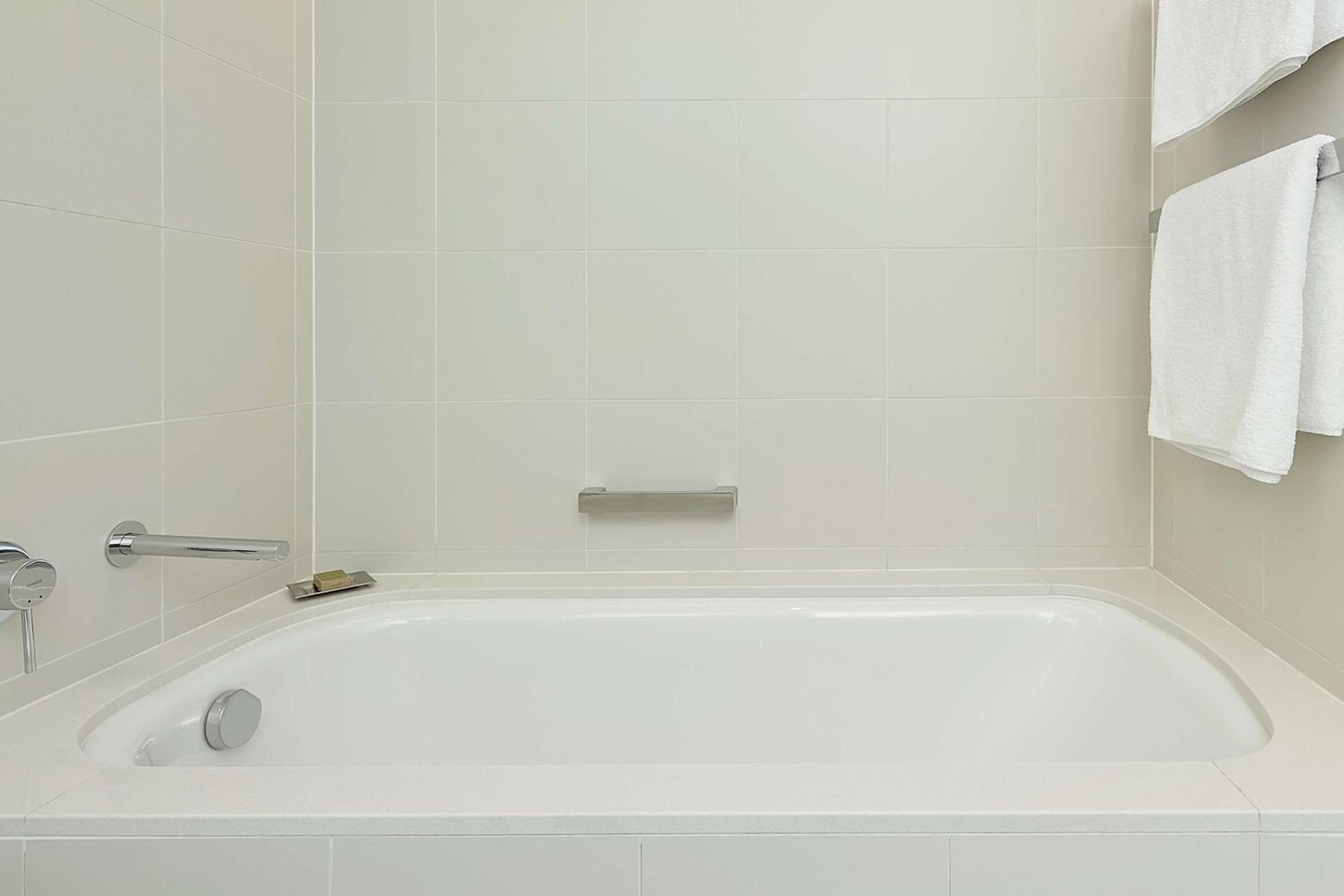 Deluxe King Room with One King Bed (Non Smoking) - Photo 6