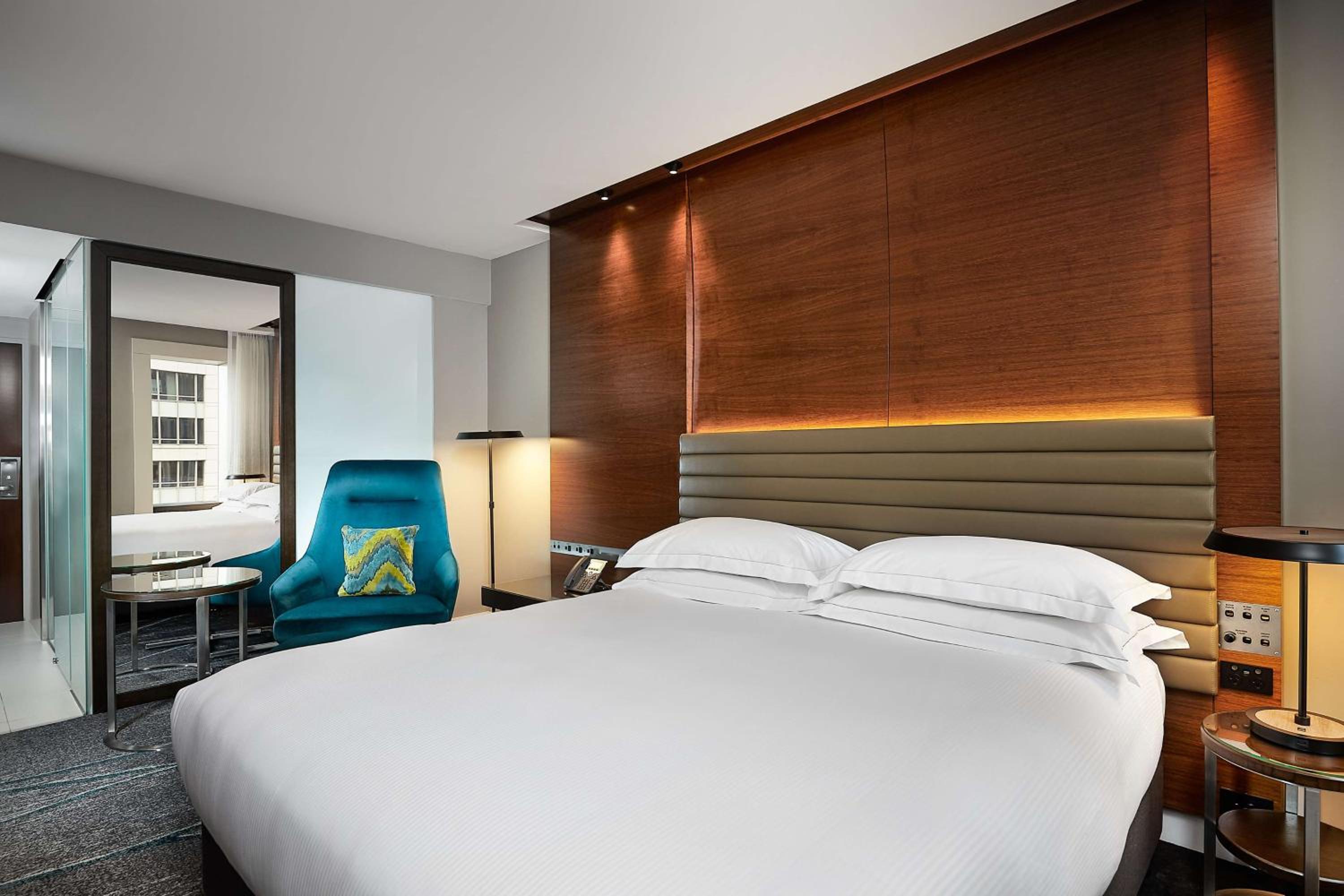 Deluxe King Room with One King Bed (Non Smoking) - Photo 3