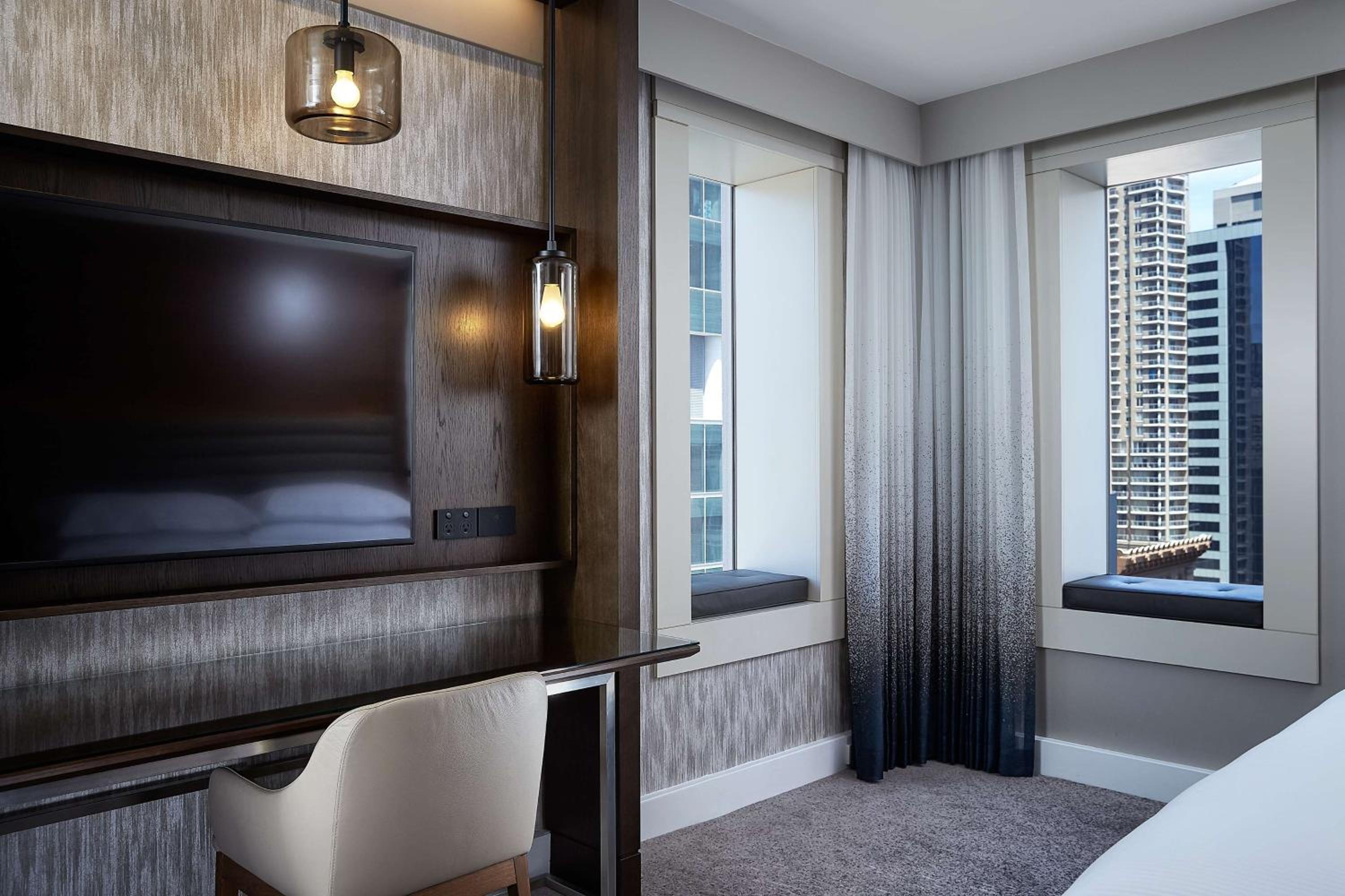 Corner King Room with One King Bed (Non Smoking) - Photo 4