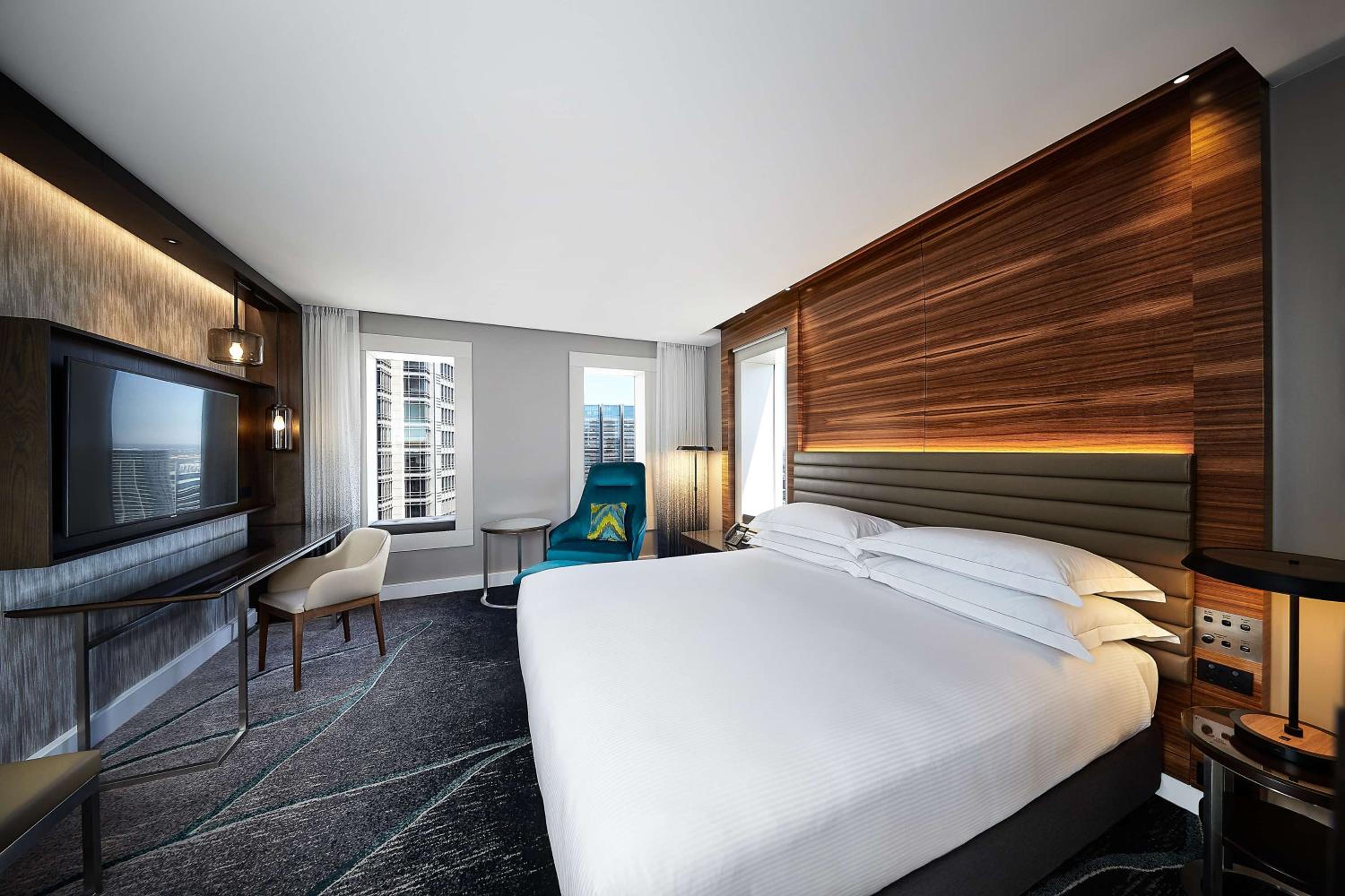 Deluxe Corner King Room with One King Bed (Non Smoking) - Photo 1