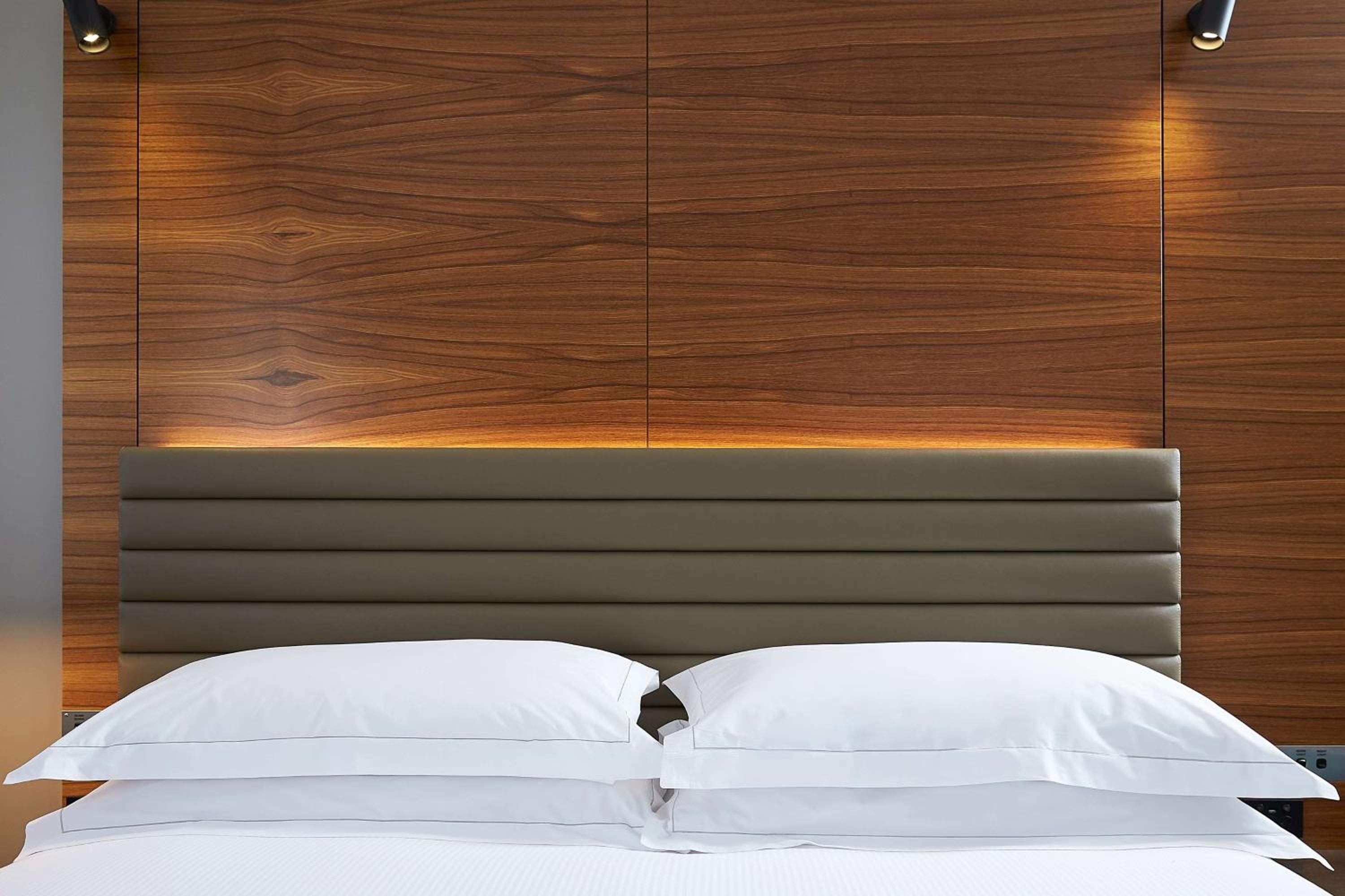 Corner King Room with One King Bed (Non Smoking) - Photo 3