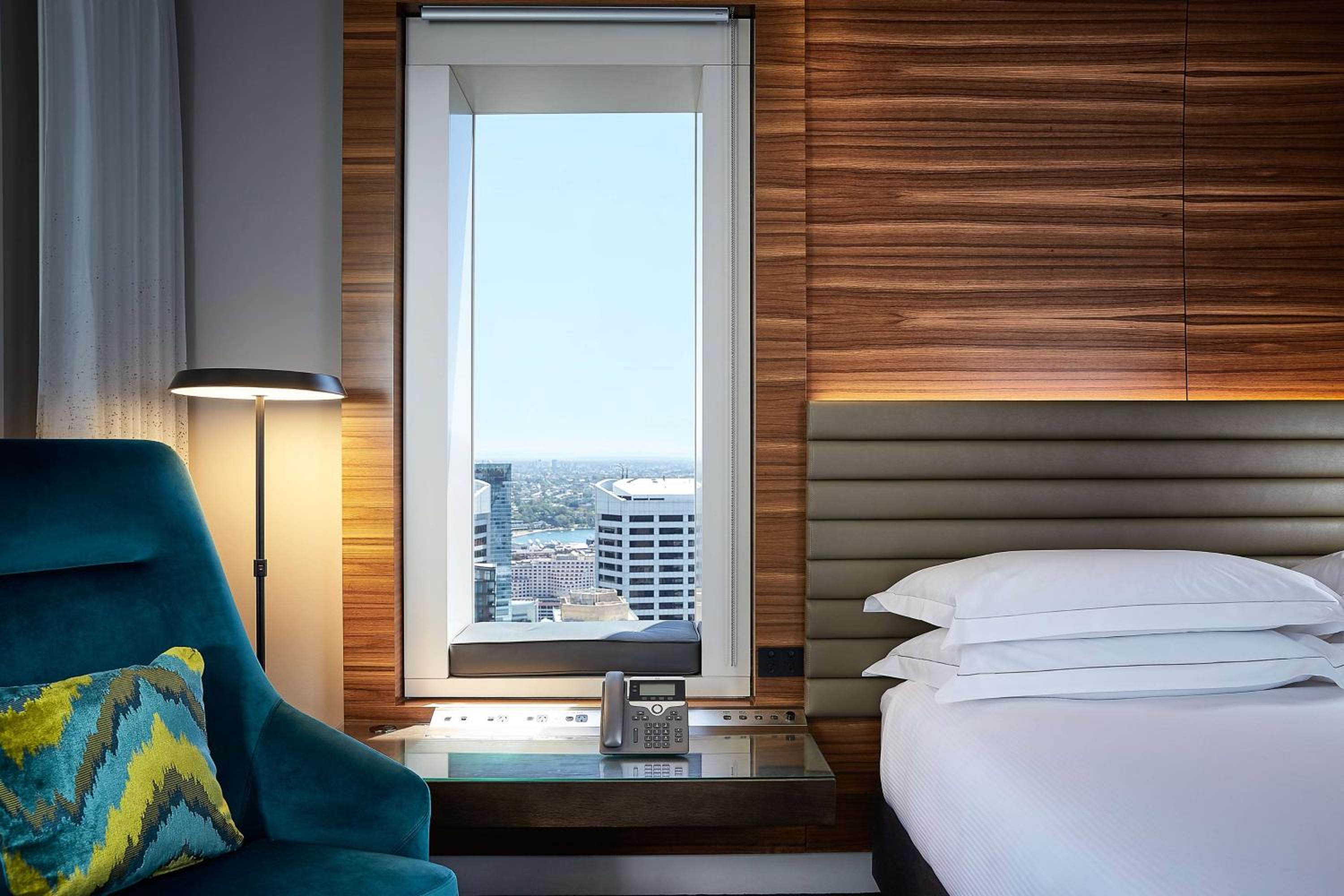 Deluxe Corner King Room with One King Bed (Non Smoking) - Photo 7